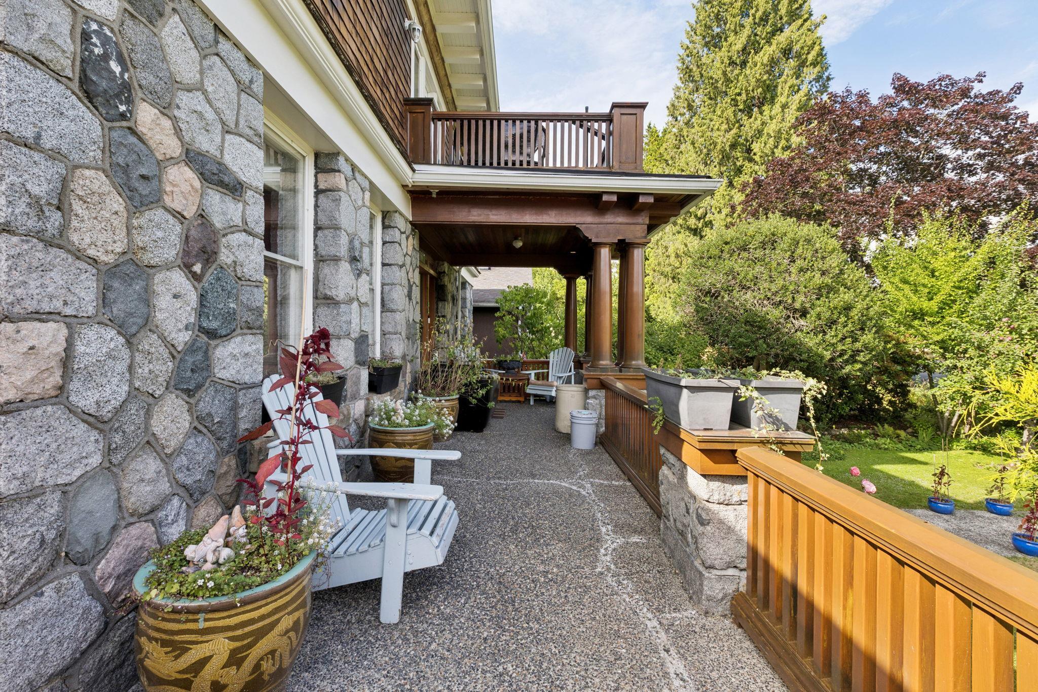  1617 Grand Boulevard - MLS&reg; # R2991440
