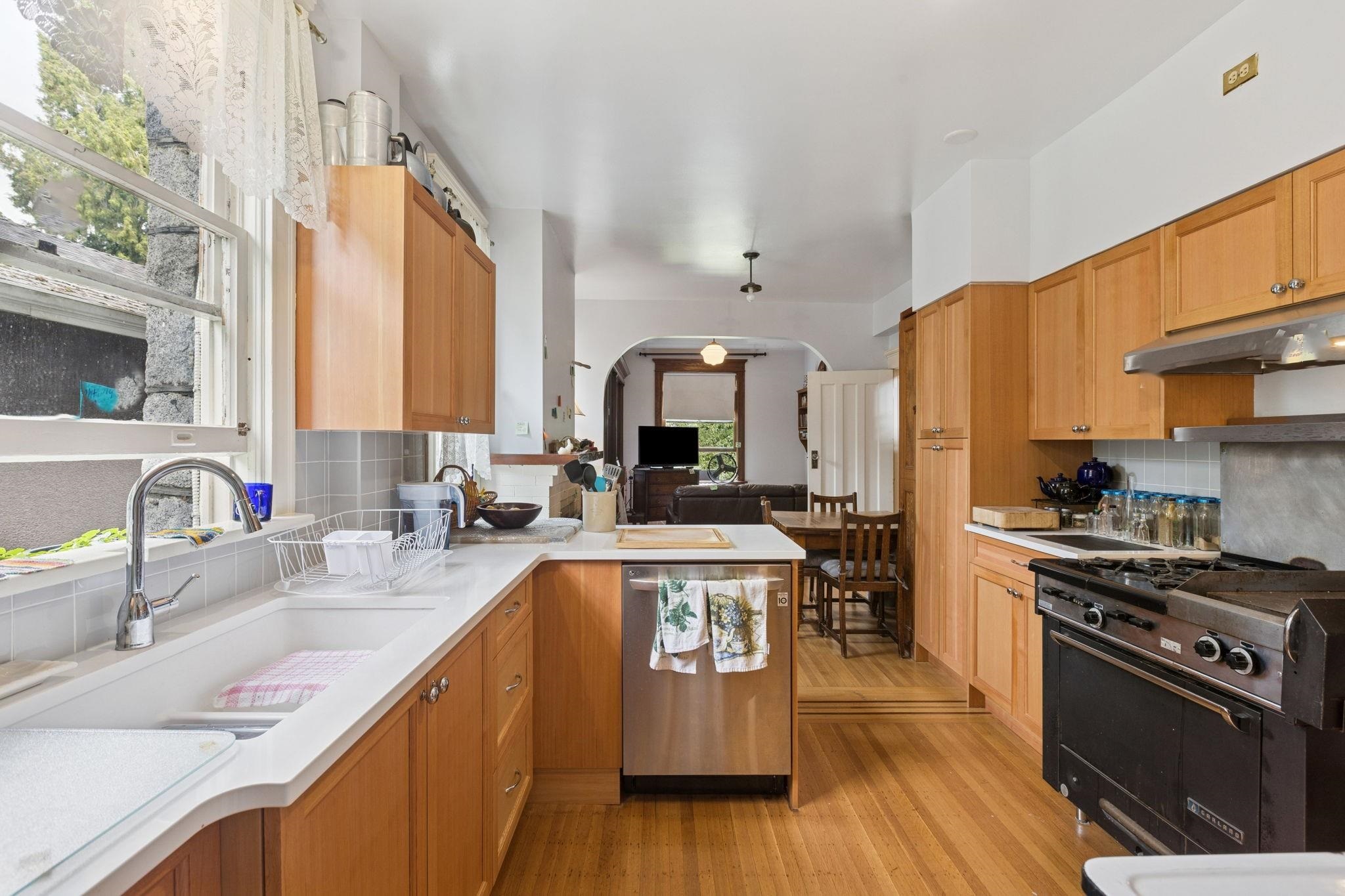  1617 Grand Boulevard - MLS&reg; # R2991440