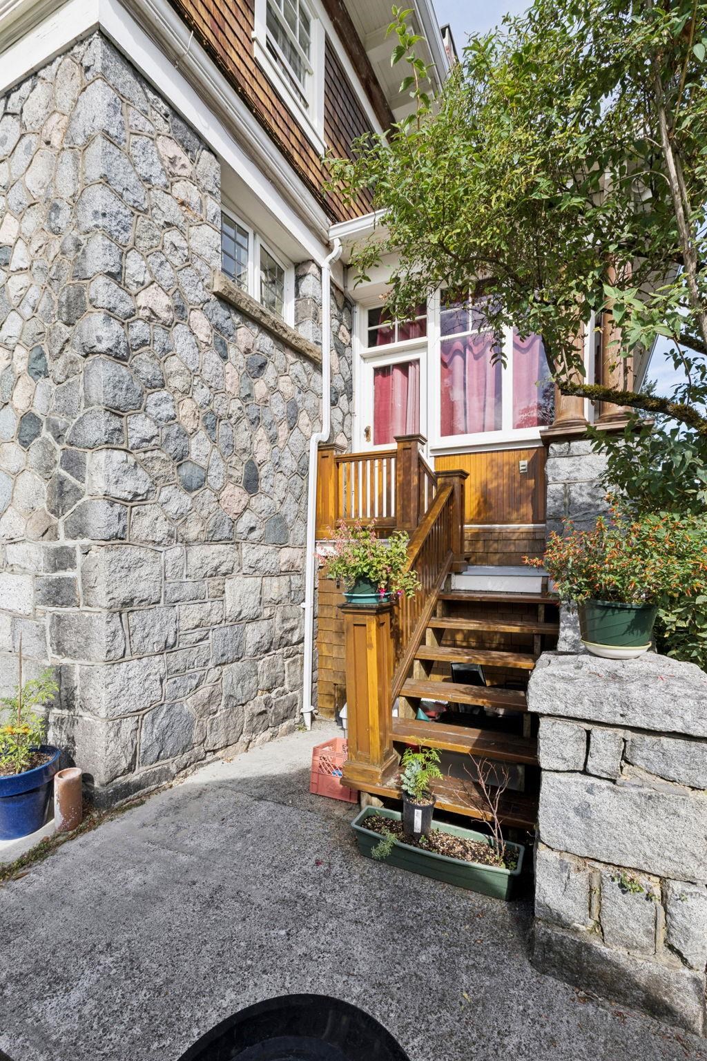  1617 Grand Boulevard - MLS&reg; # R2991440