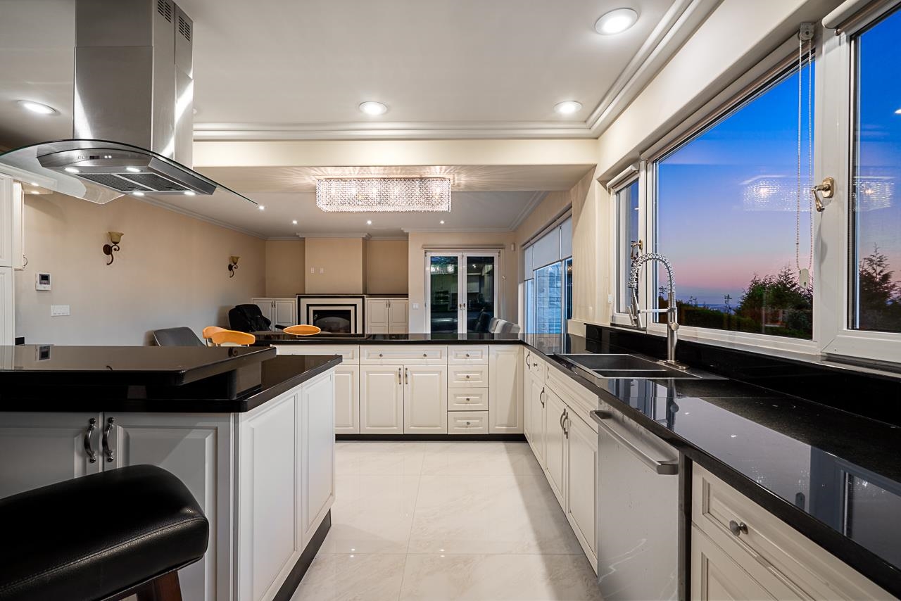  1562 Pinecrest Drive - MLS&reg; # R3061968