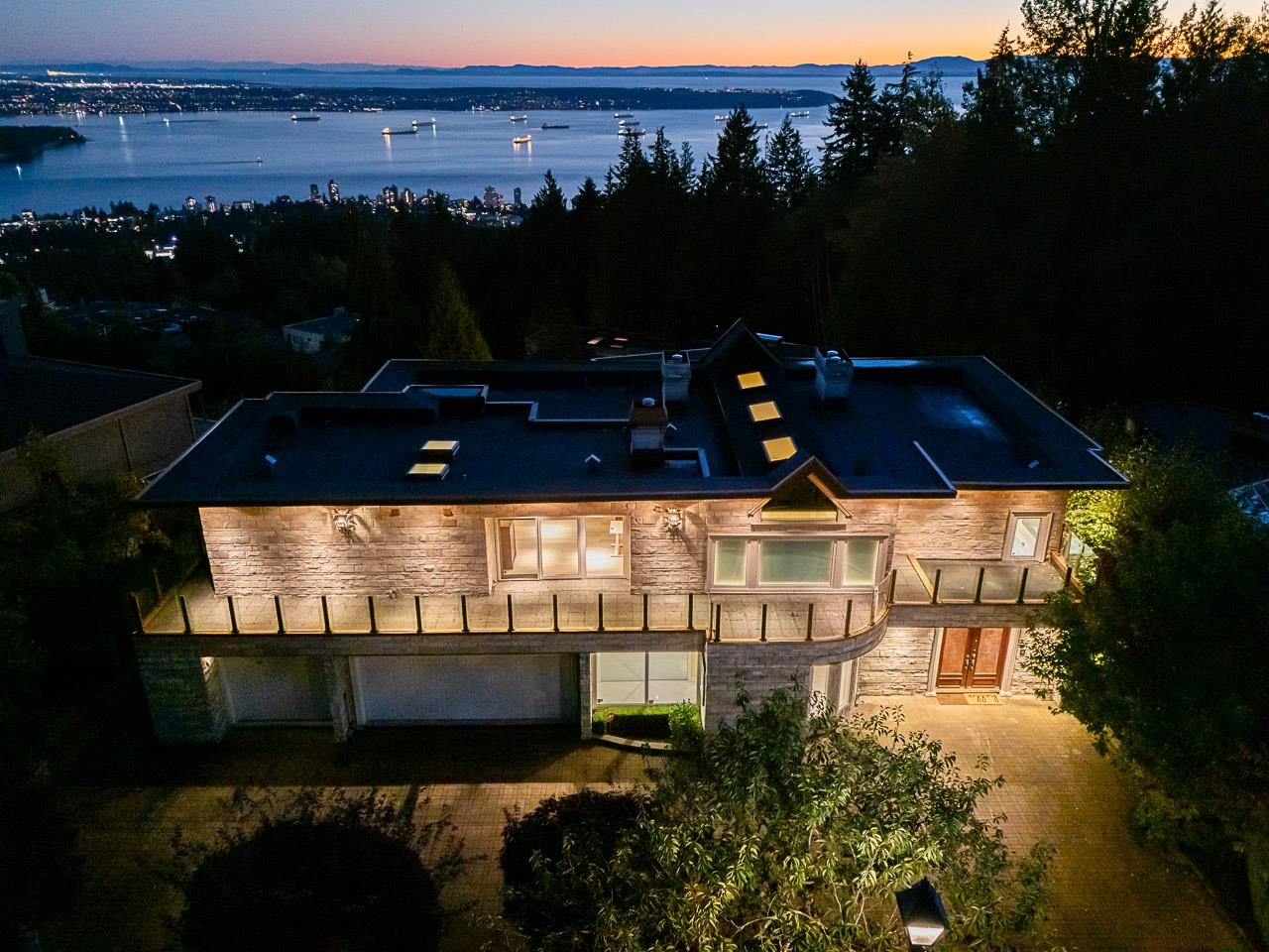  1562 Pinecrest Drive - MLS&reg; # R3061968