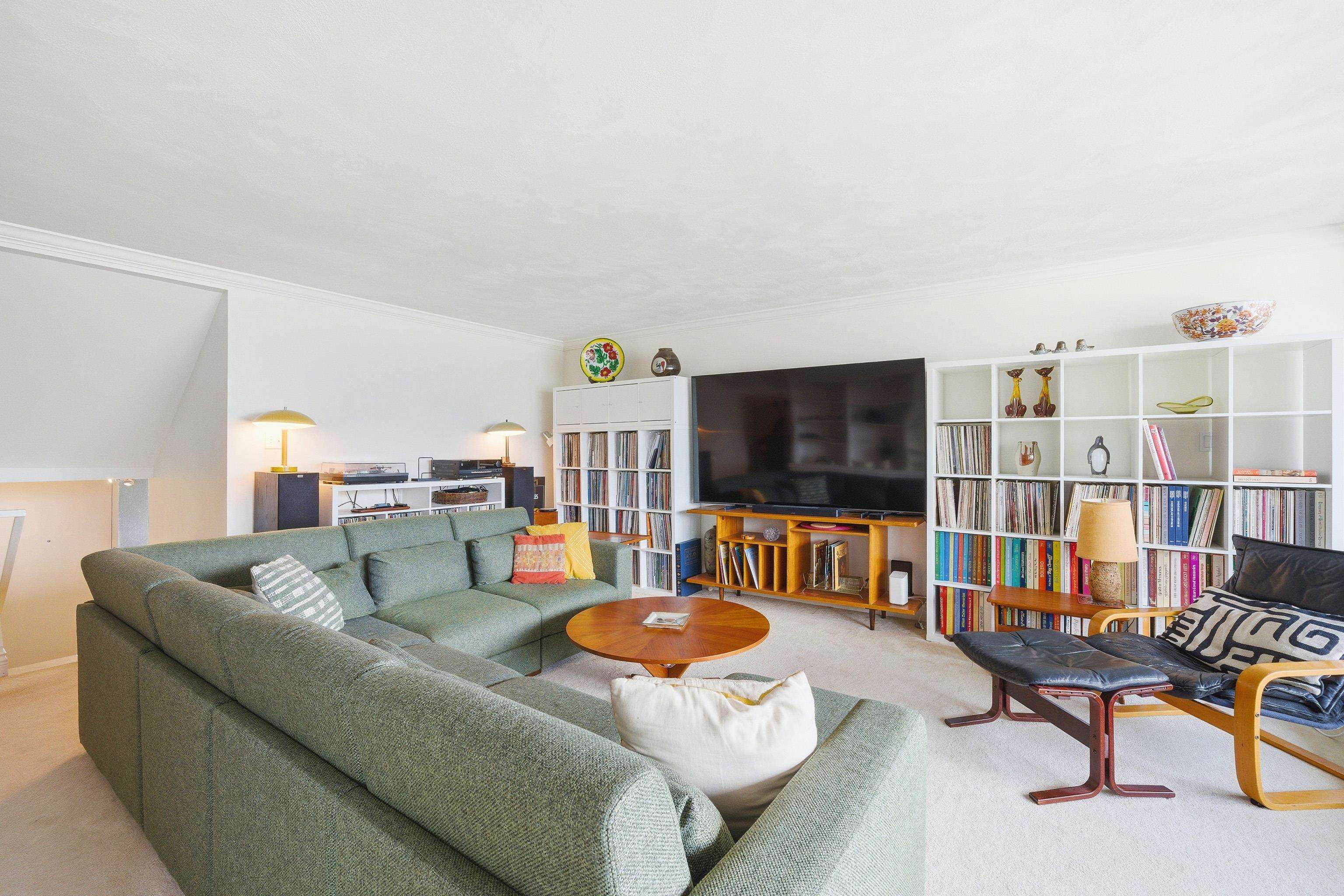 533 666 Leg In Boot Square - MLS&reg; # R3107964