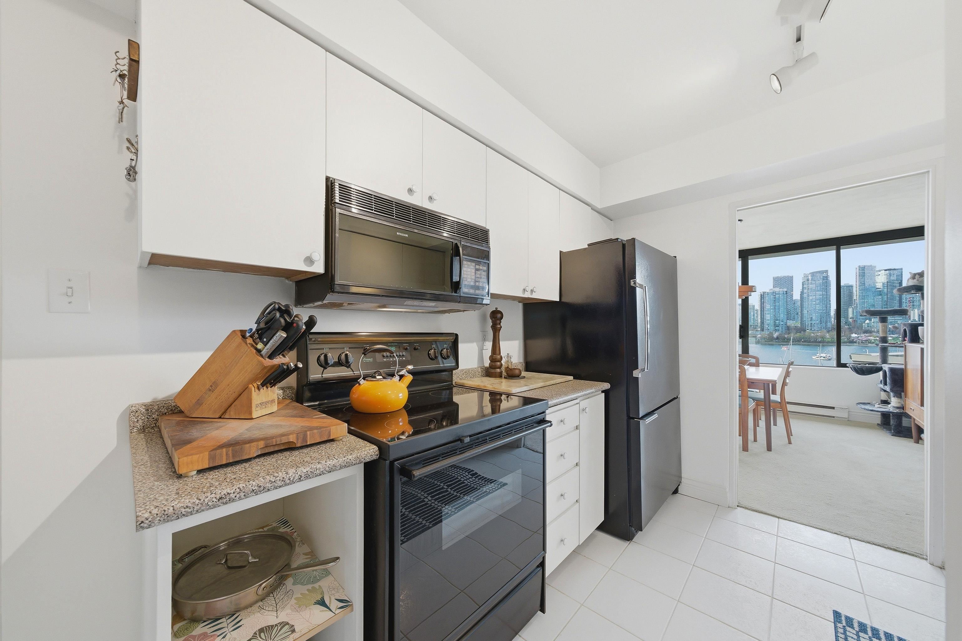 533 666 Leg In Boot Square - MLS&reg; # R3107964