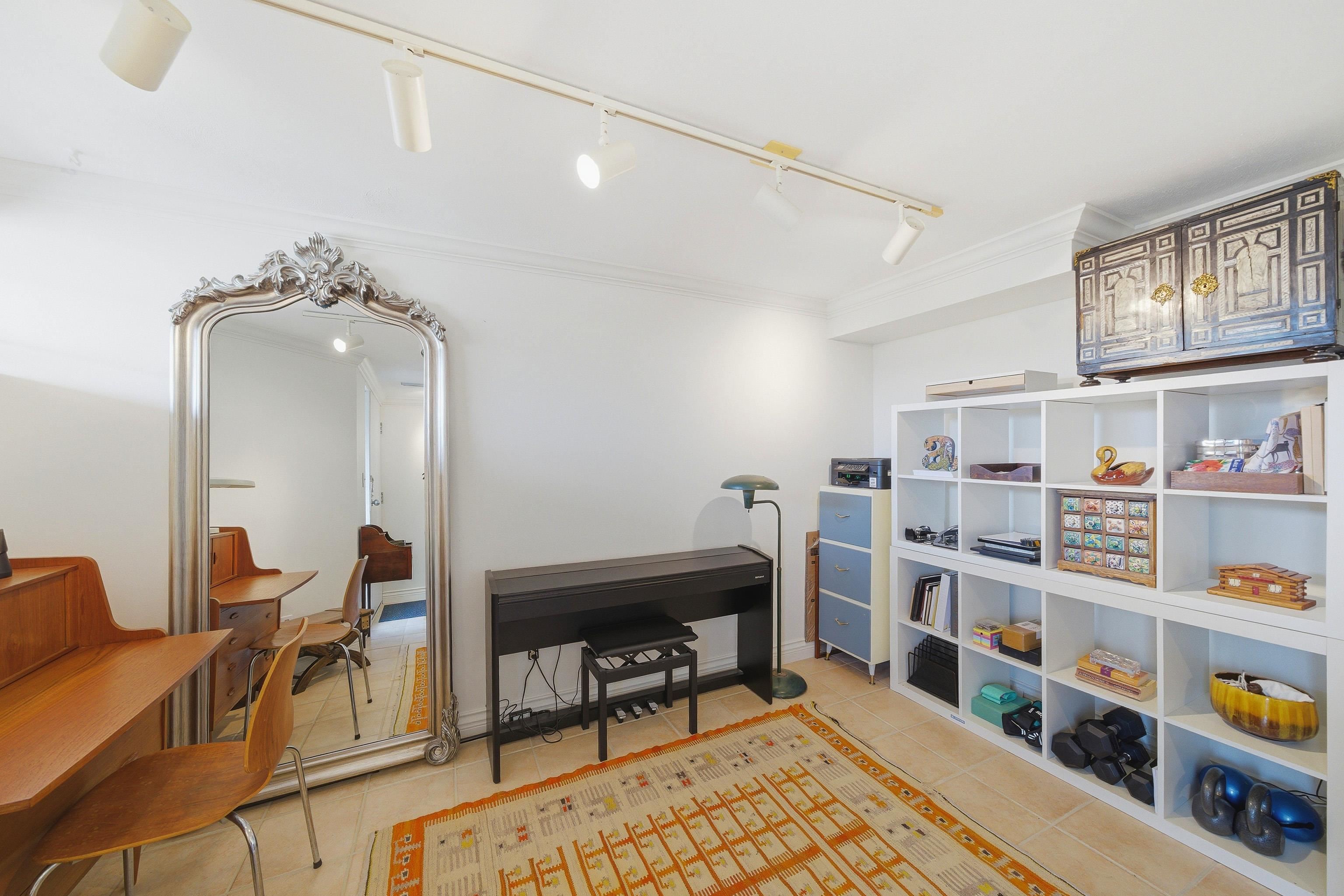 533 666 Leg In Boot Square - MLS&reg; # R3107964