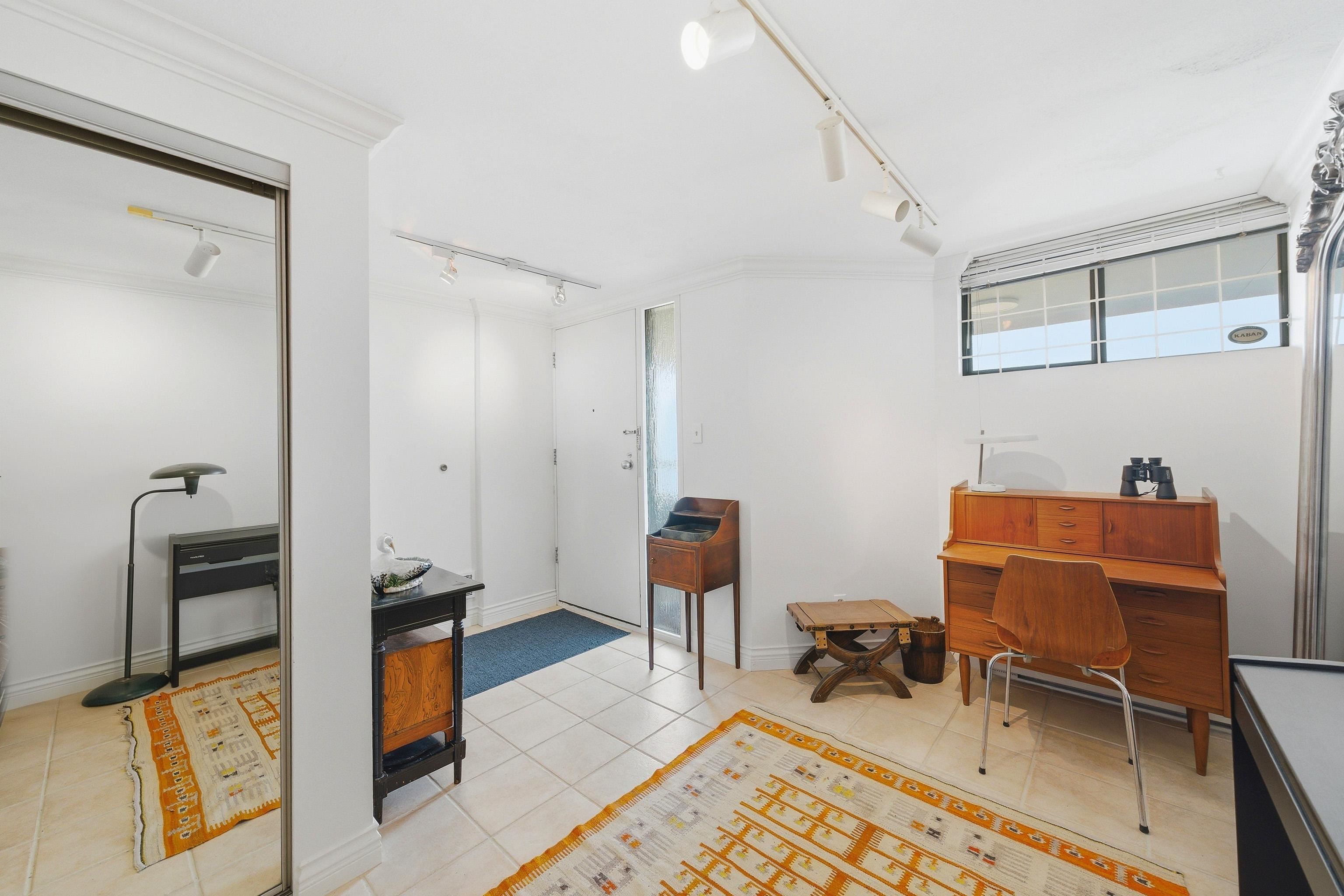 533 666 Leg In Boot Square - MLS&reg; # R3107964