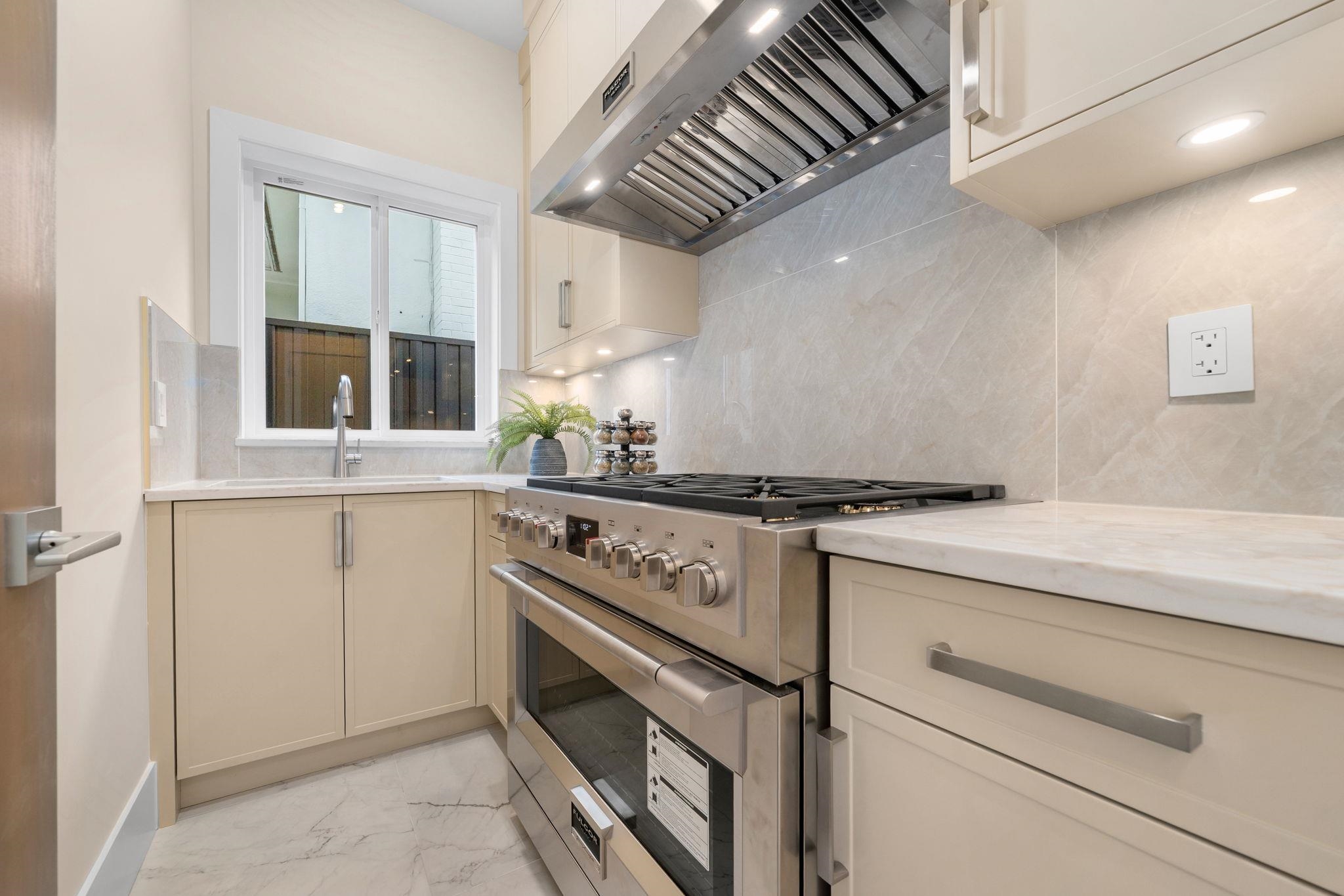  361 22nd Street - MLS&reg; # R3108347