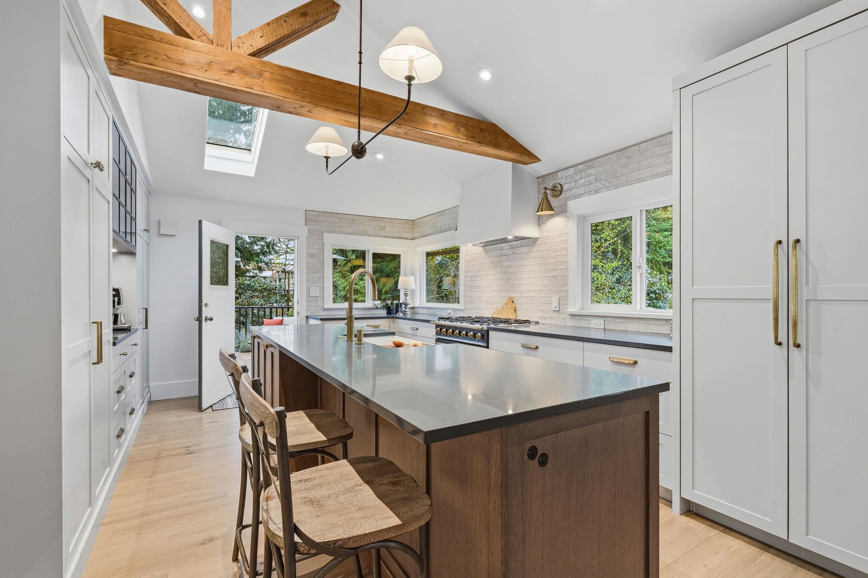  1335 Ridgewood Drive - MLS&reg; # R3113138