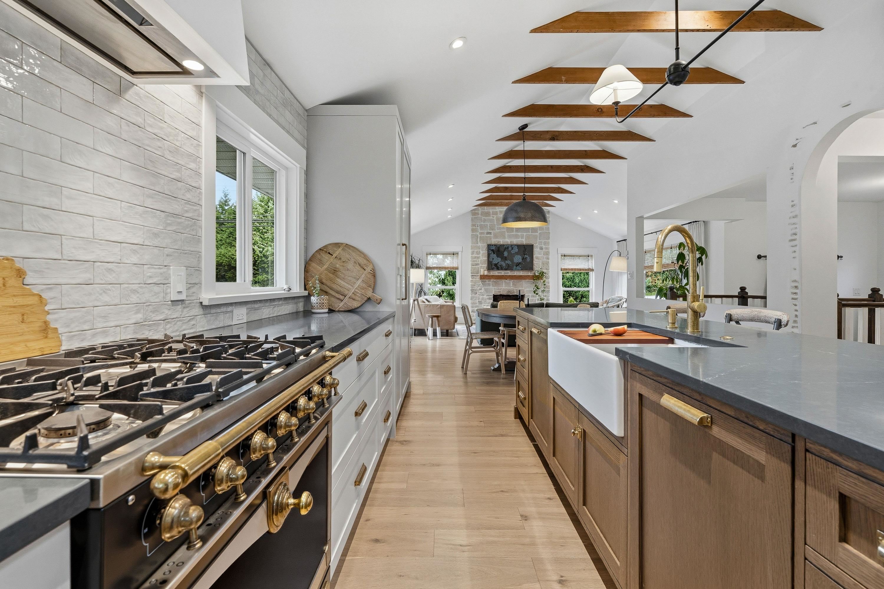  1335 Ridgewood Drive - MLS&reg; # R3113138