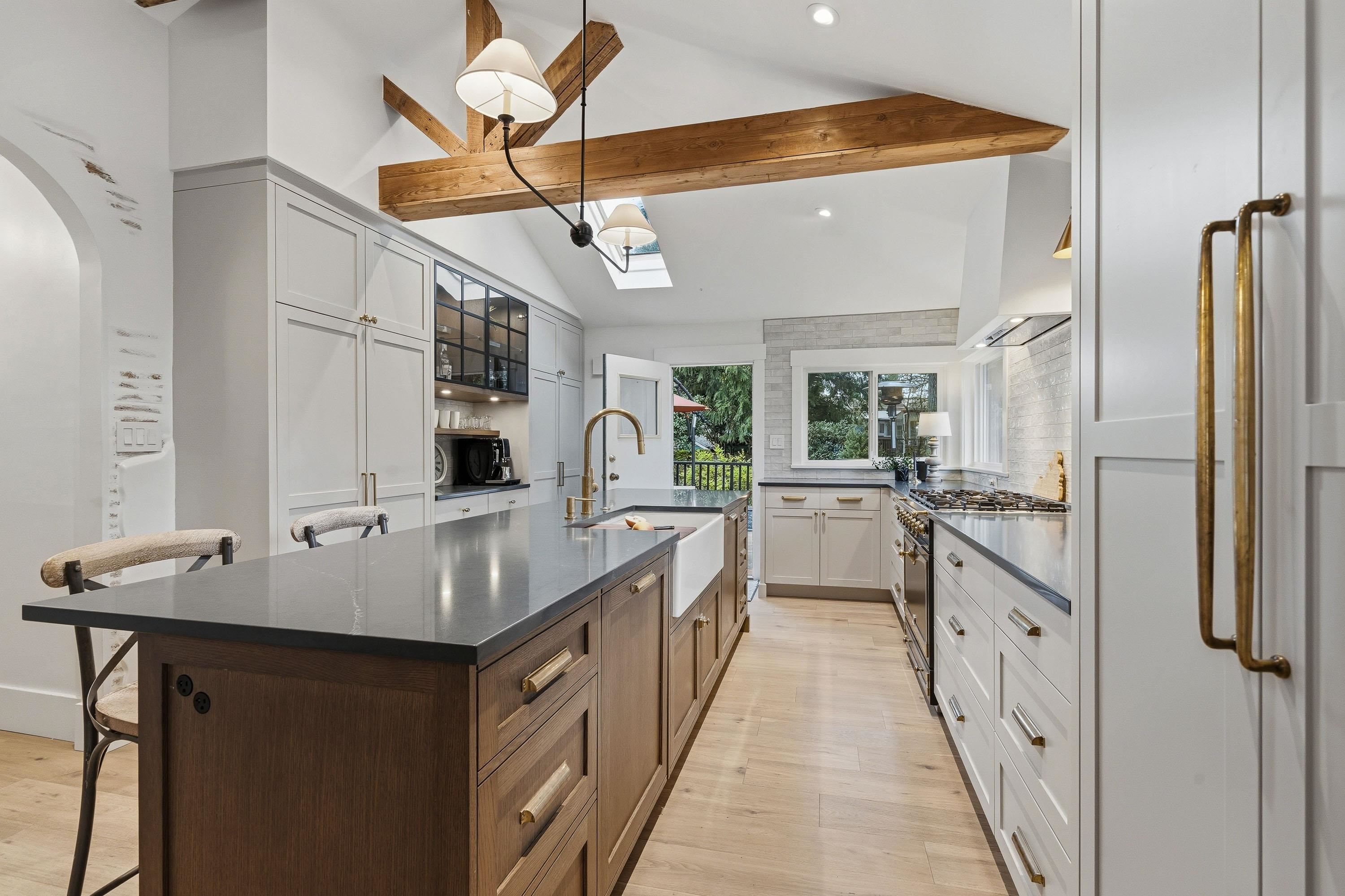  1335 Ridgewood Drive - MLS&reg; # R3113138