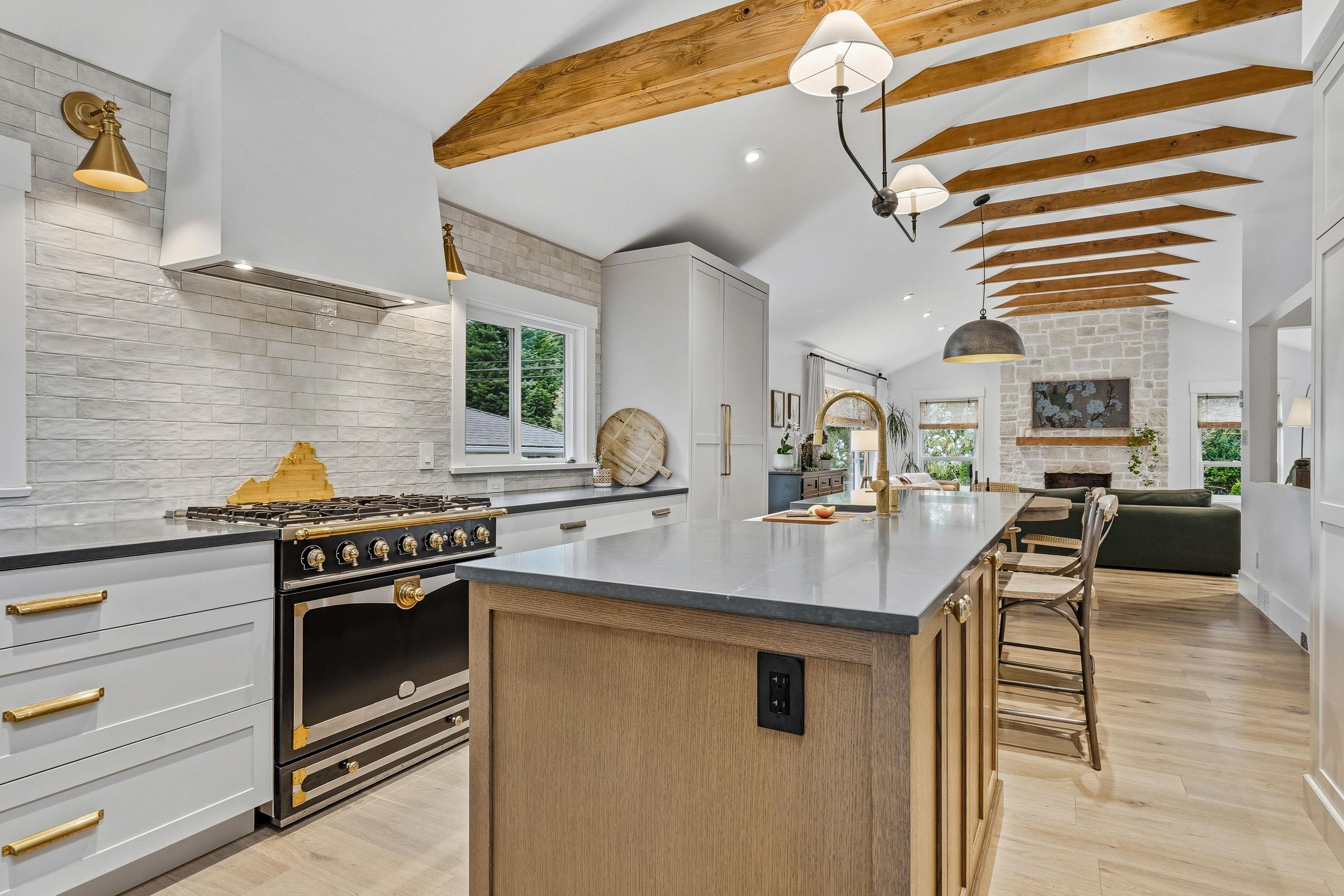  1335 Ridgewood Drive - MLS&reg; # R3113138