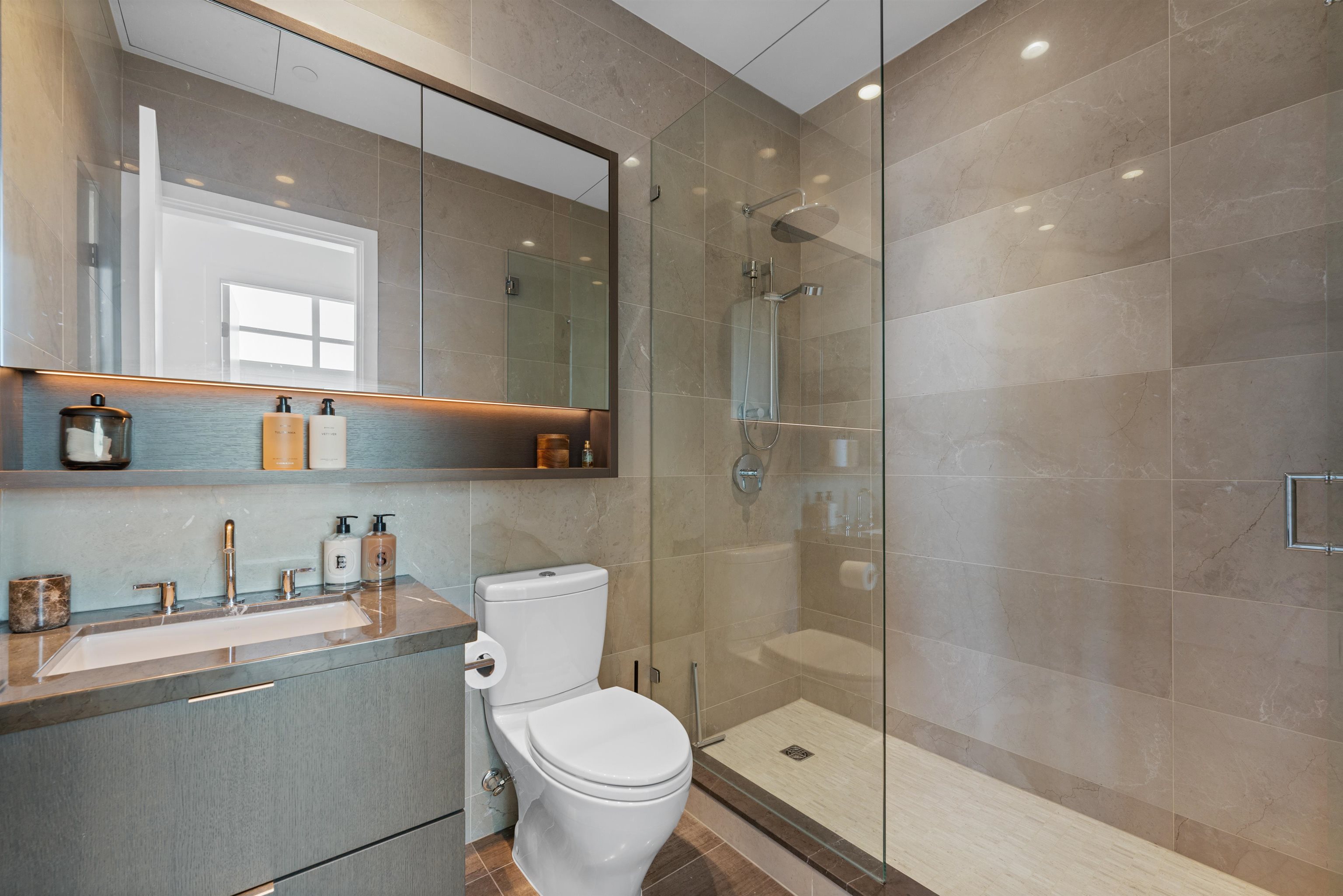 2403 125 14th Street - MLS&reg; # R3116503