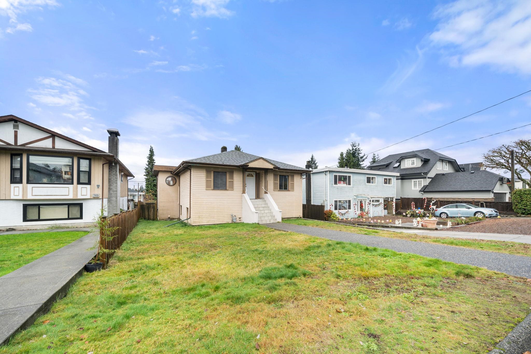  741 14th Street - MLS&reg; # R3121928