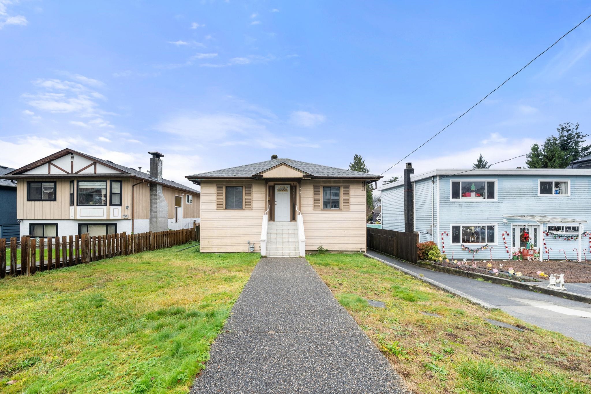  741 14th Street - MLS&reg; # R3121928