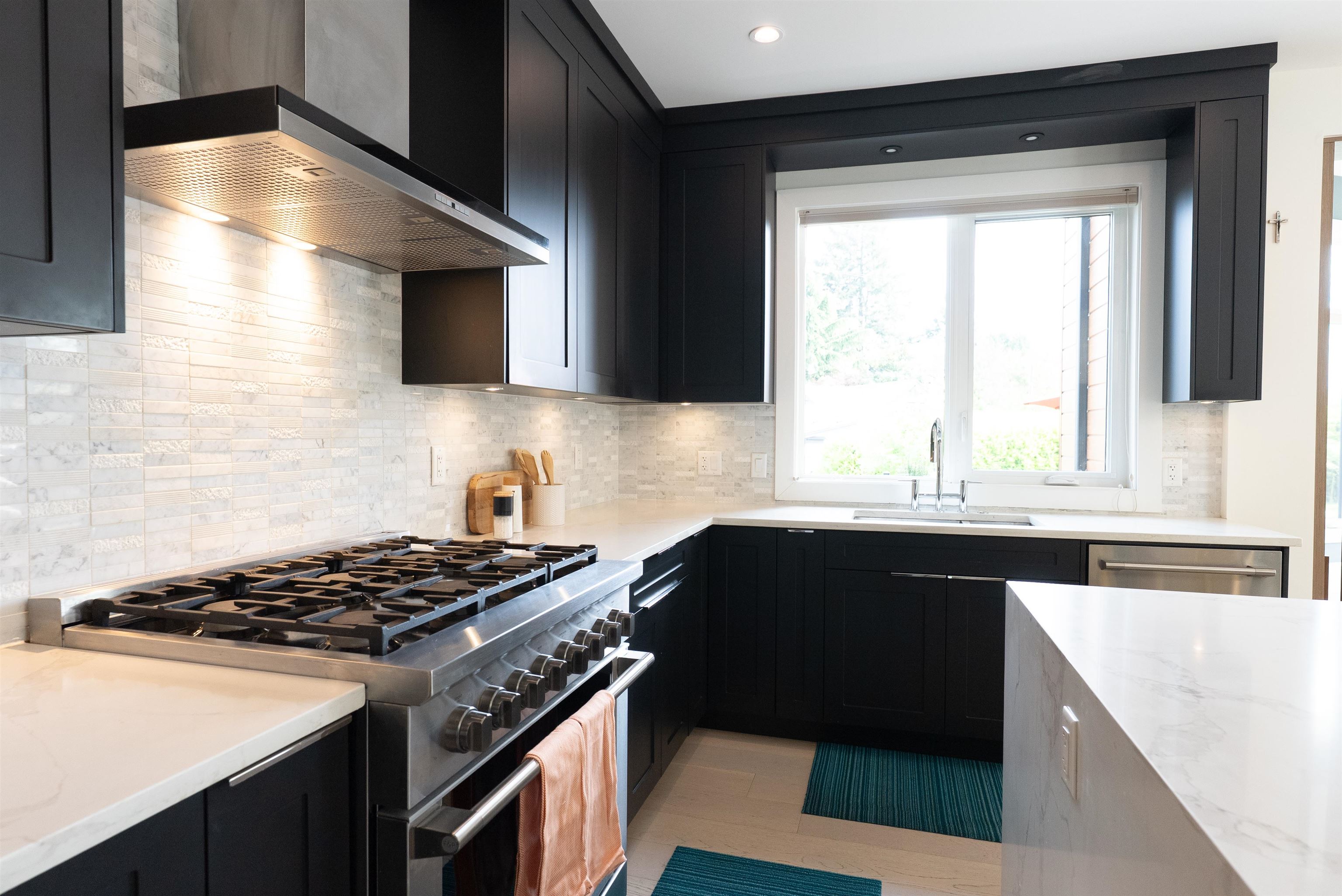  900 Hendry Avenue - MLS&reg; # R3125967