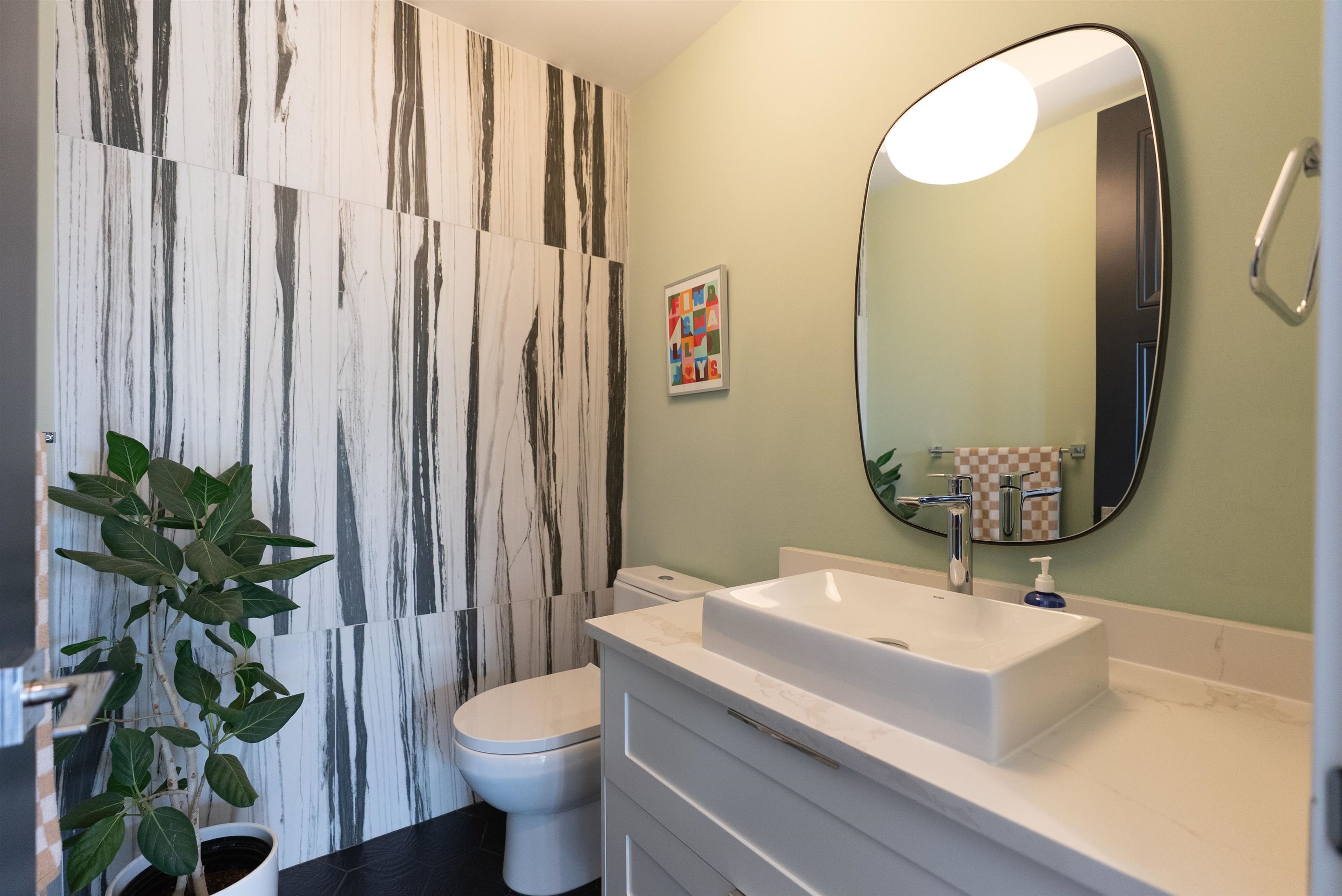  900 Hendry Avenue - MLS&reg; # R3125967