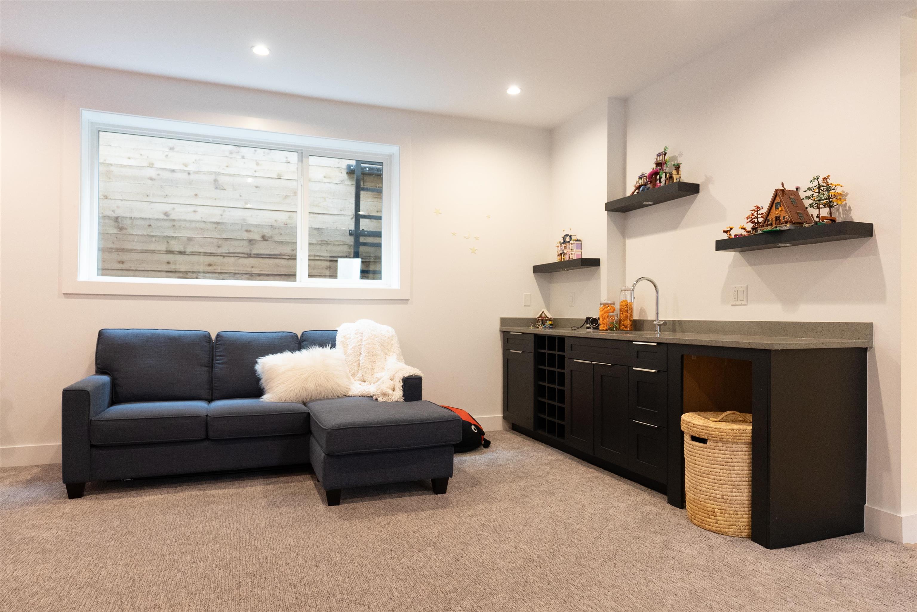  900 Hendry Avenue - MLS&reg; # R3125967