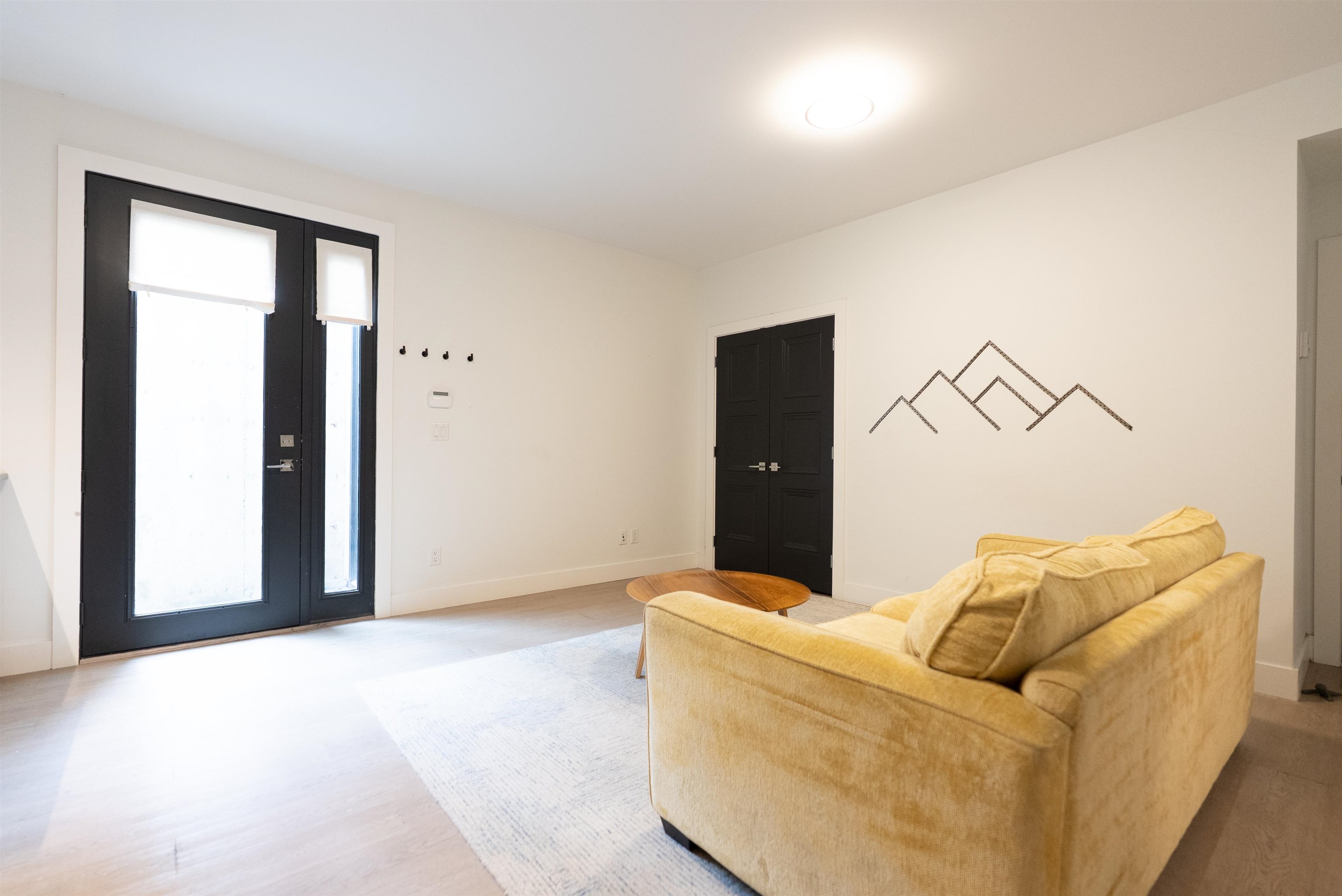  900 Hendry Avenue - MLS&reg; # R3125967