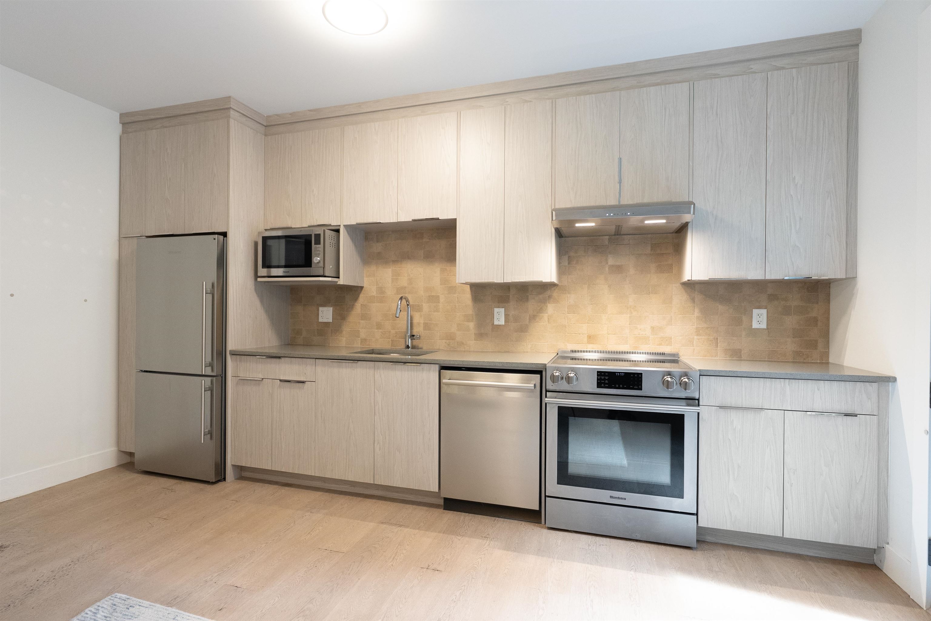  900 Hendry Avenue - MLS&reg; # R3125967