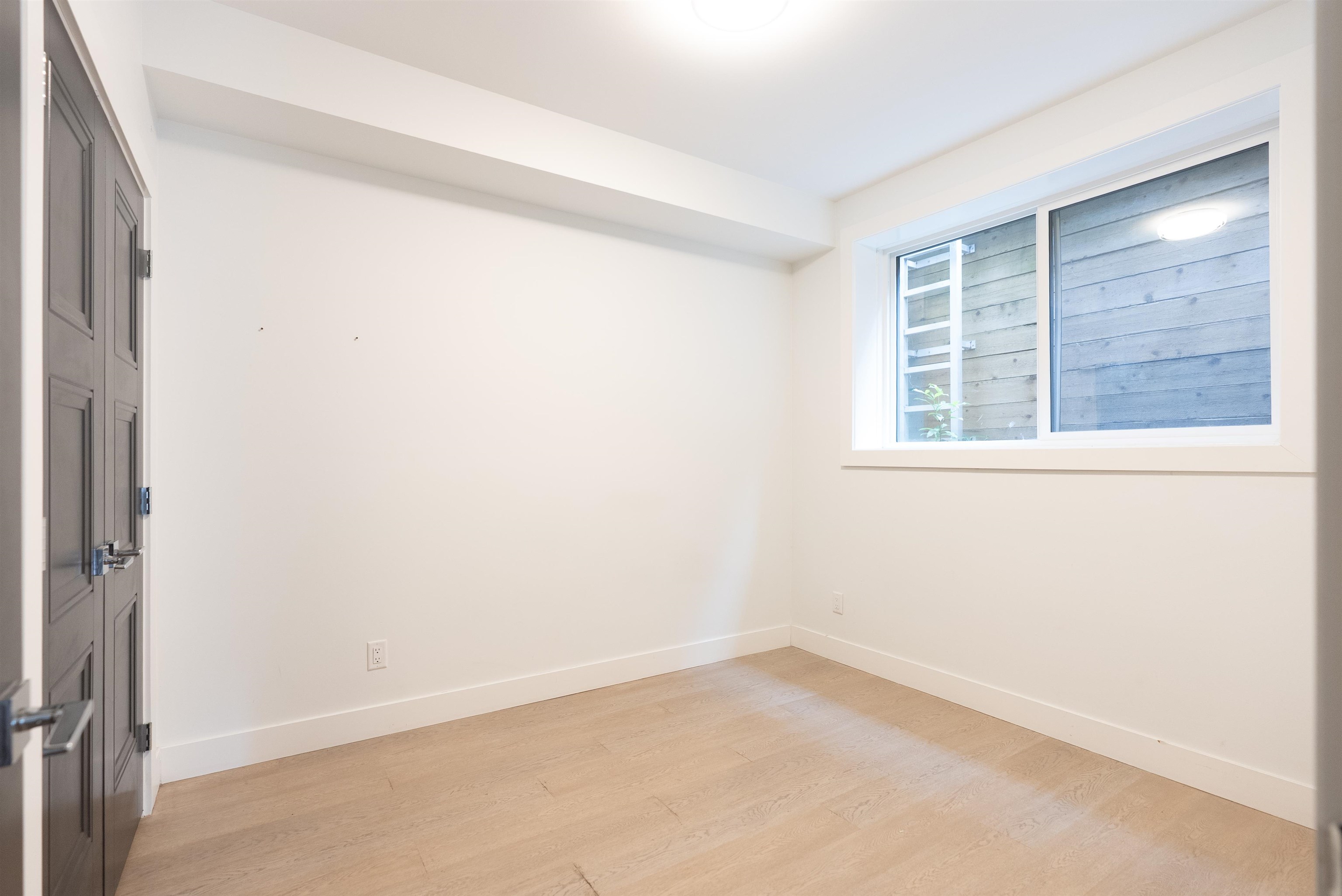  900 Hendry Avenue - MLS&reg; # R3125967