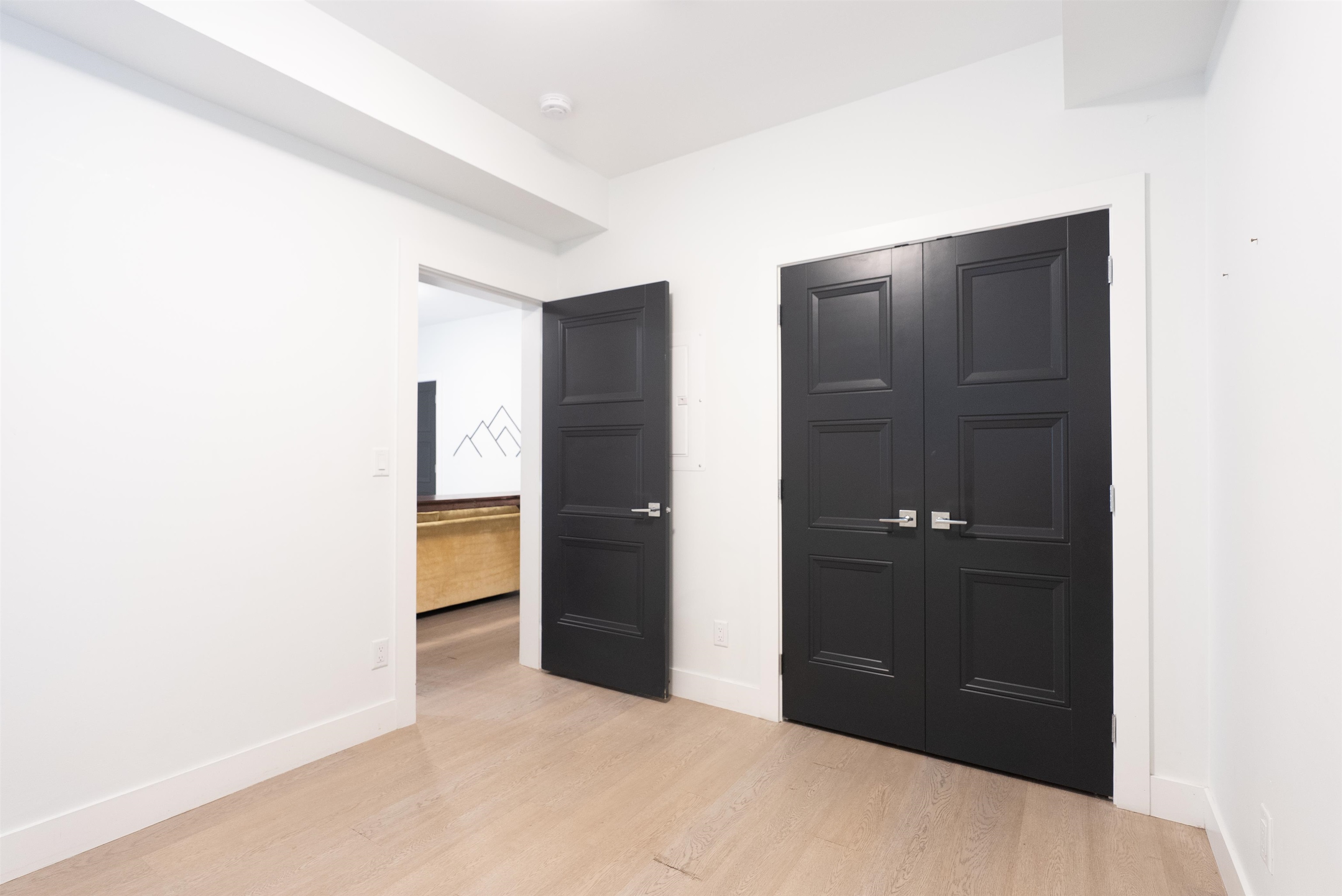  900 Hendry Avenue - MLS&reg; # R3125967