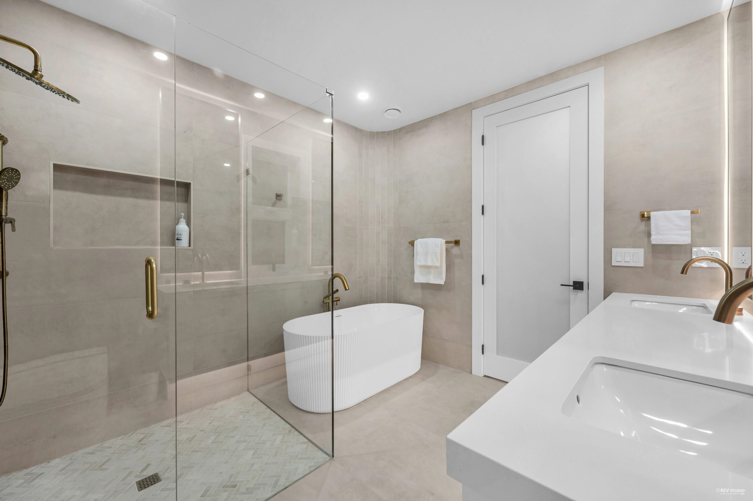  1390 Sutherland Avenue - MLS&reg; # R3129116