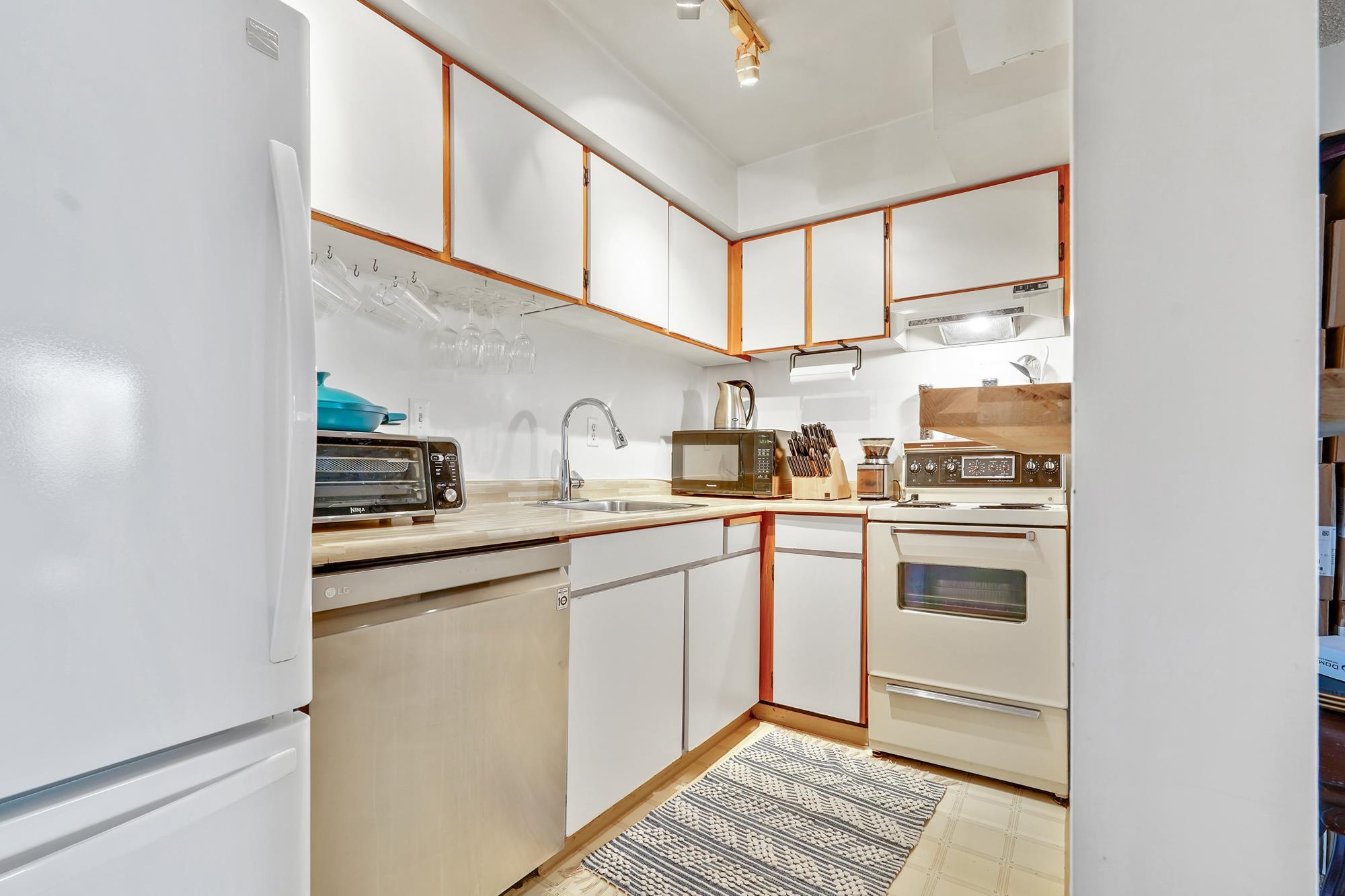 402 2215 Dundas Street - MLS&reg; # R3132547