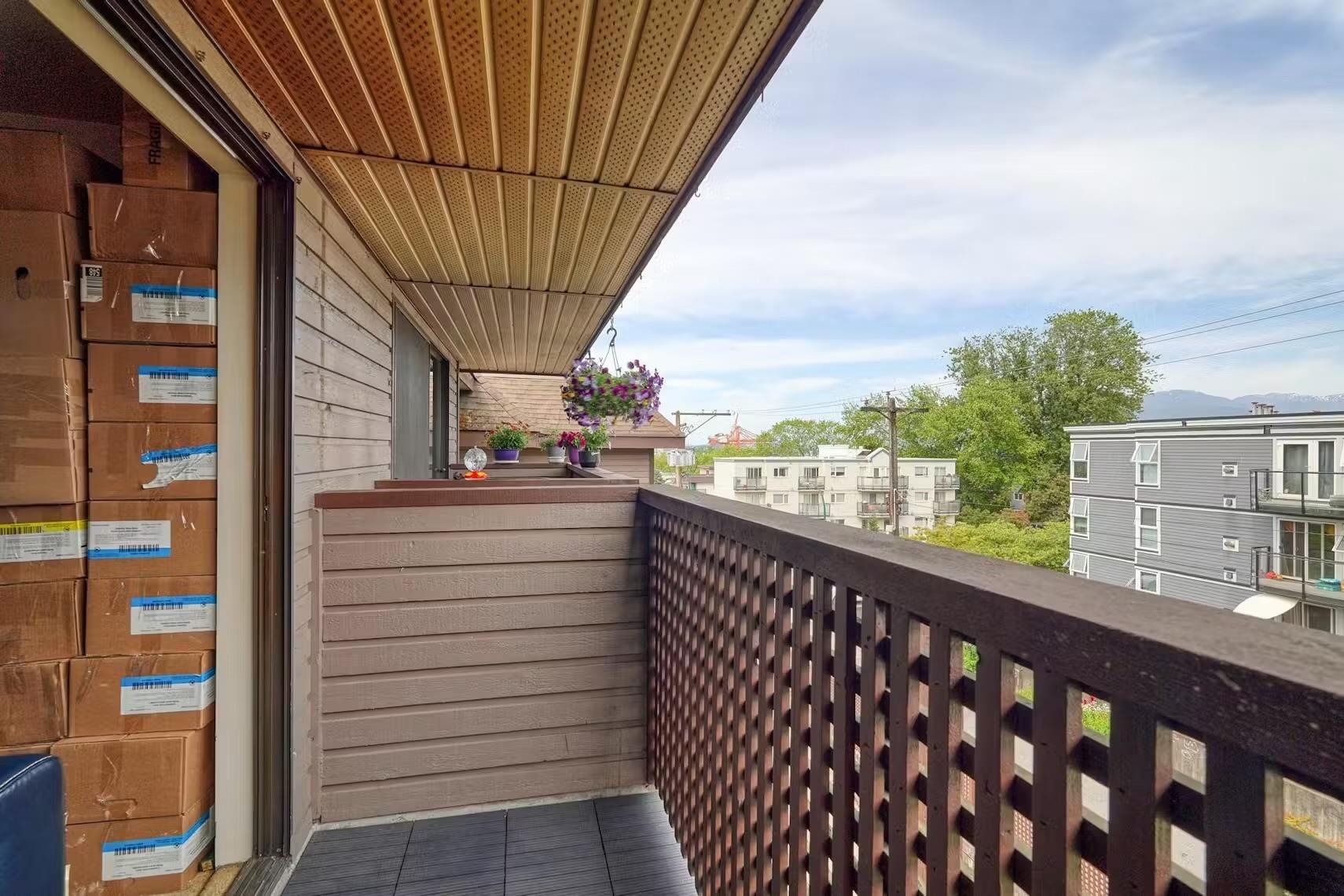 402 2215 Dundas Street - MLS&reg; # R3132547