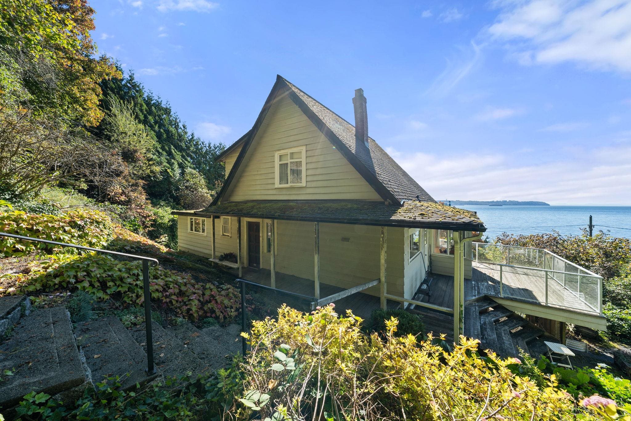  3721 Sunset Lane - MLS&reg; # R3132883