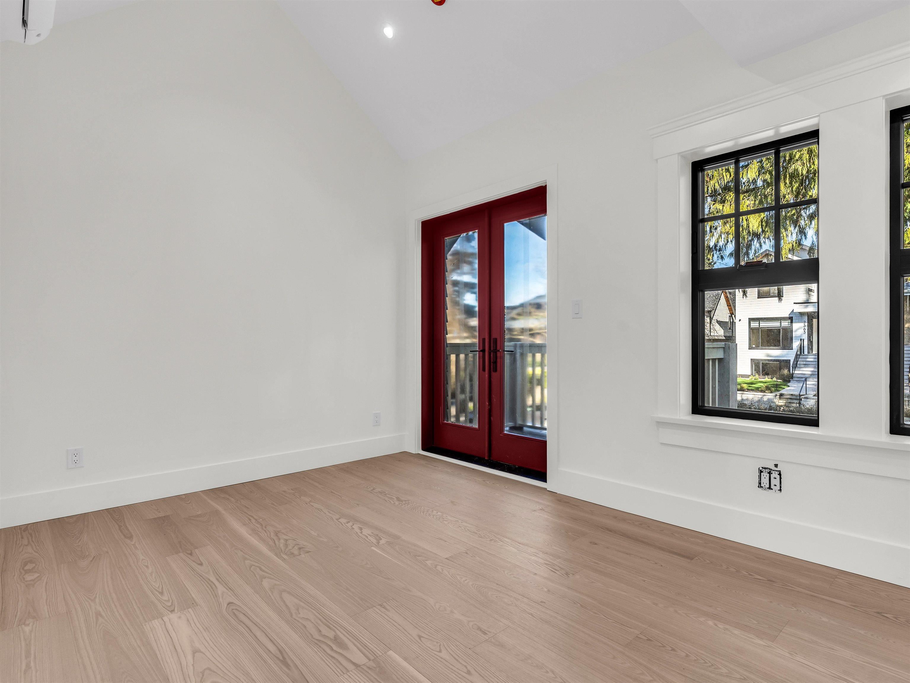  2566 2nd Avenue - MLS&reg; # R3136407