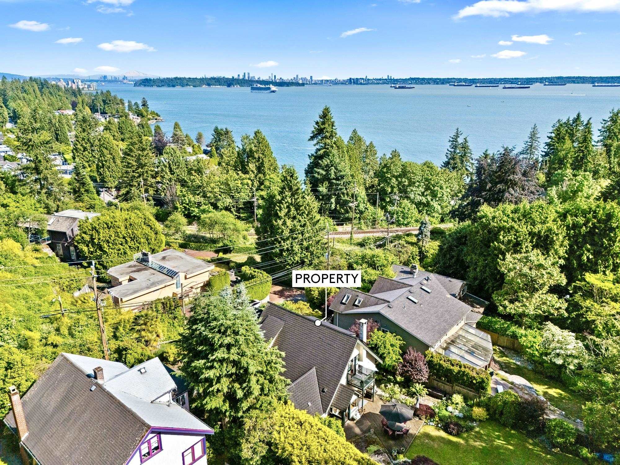  445 Oxley Street - MLS&reg; # R3136902