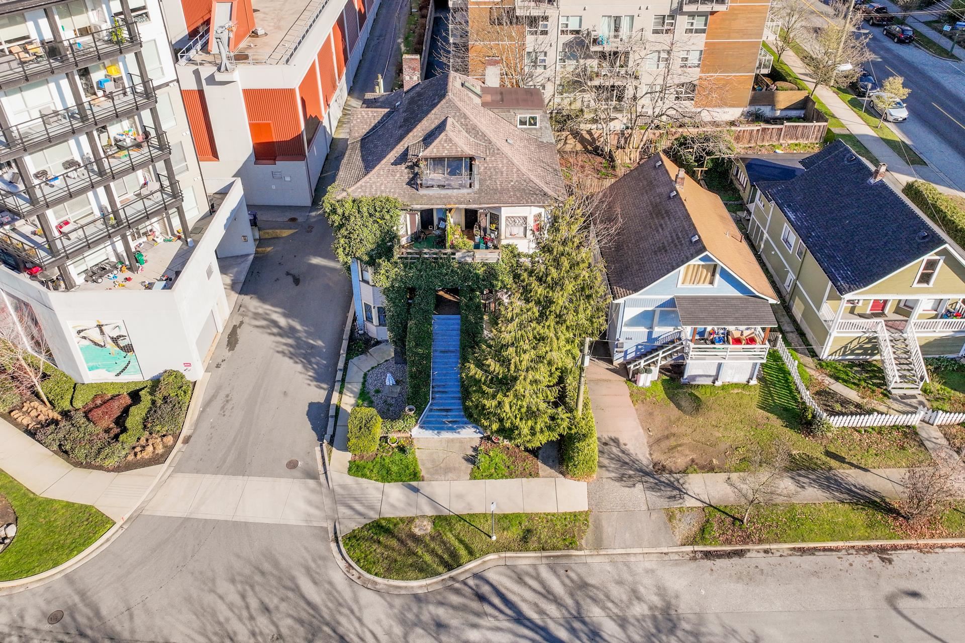  160 164 10th Street - MLS&reg; # R3139414