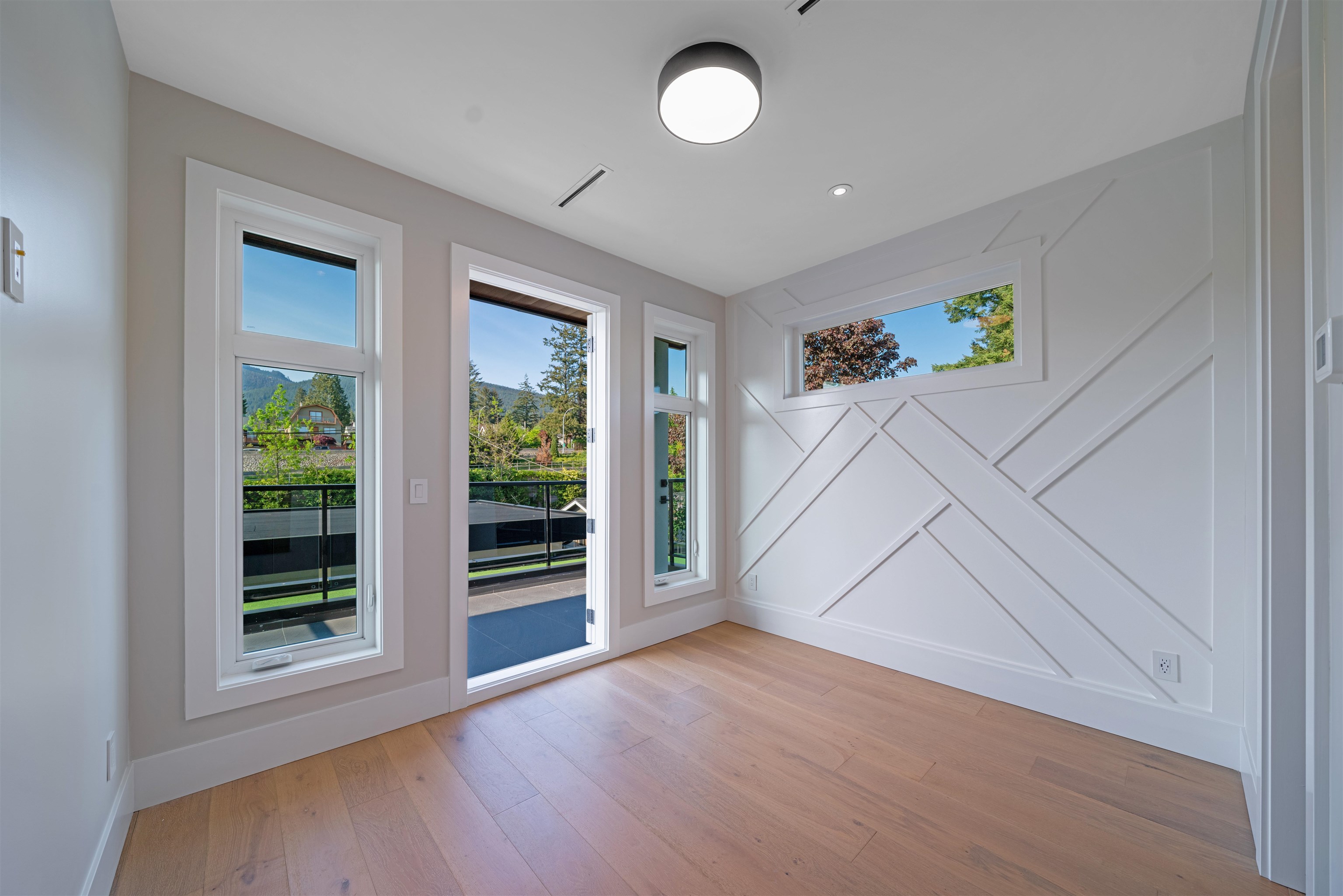  214 24th Street - MLS&reg; # R3142141