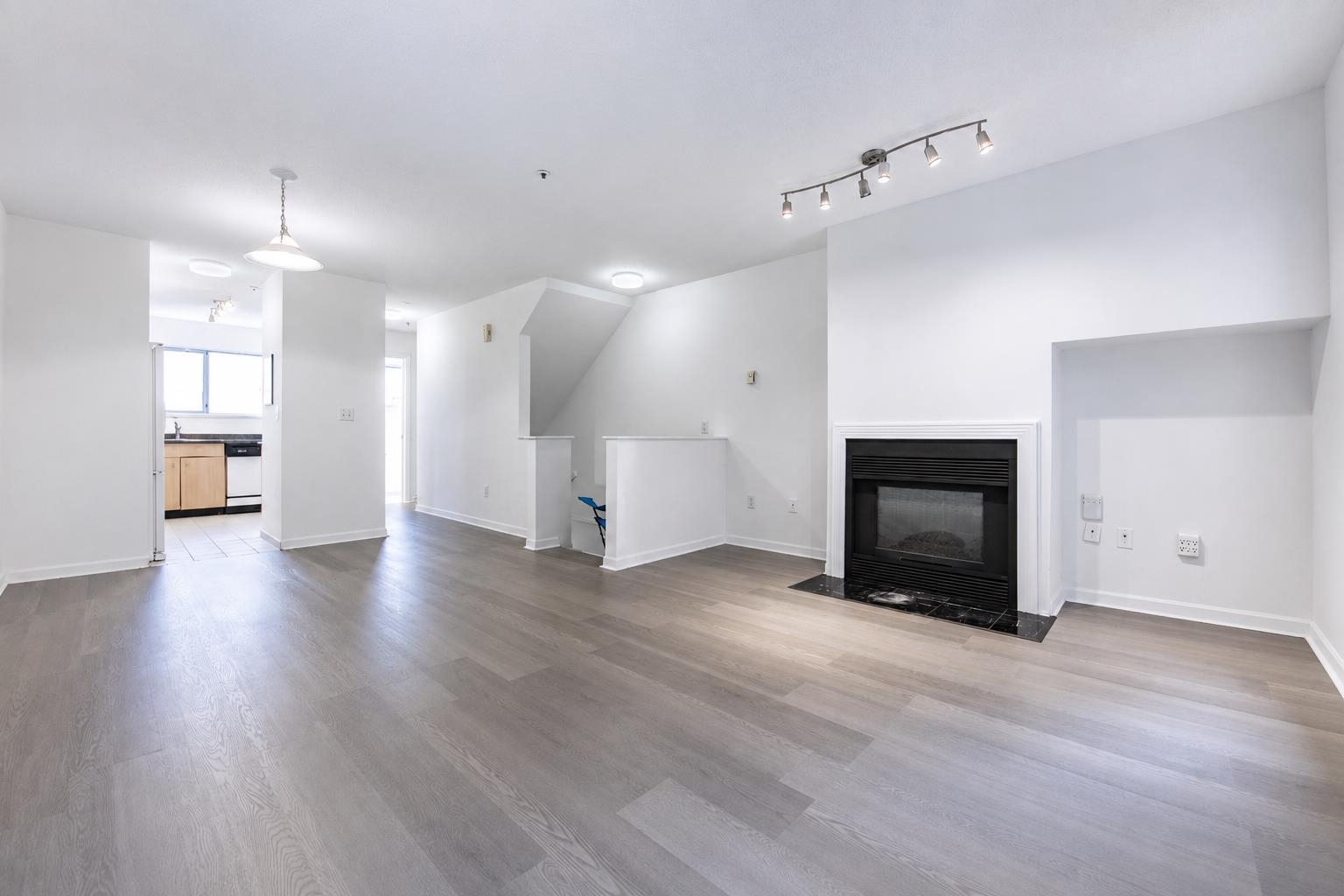 202 3683 Wellington Avenue - MLS&reg; # R3142241