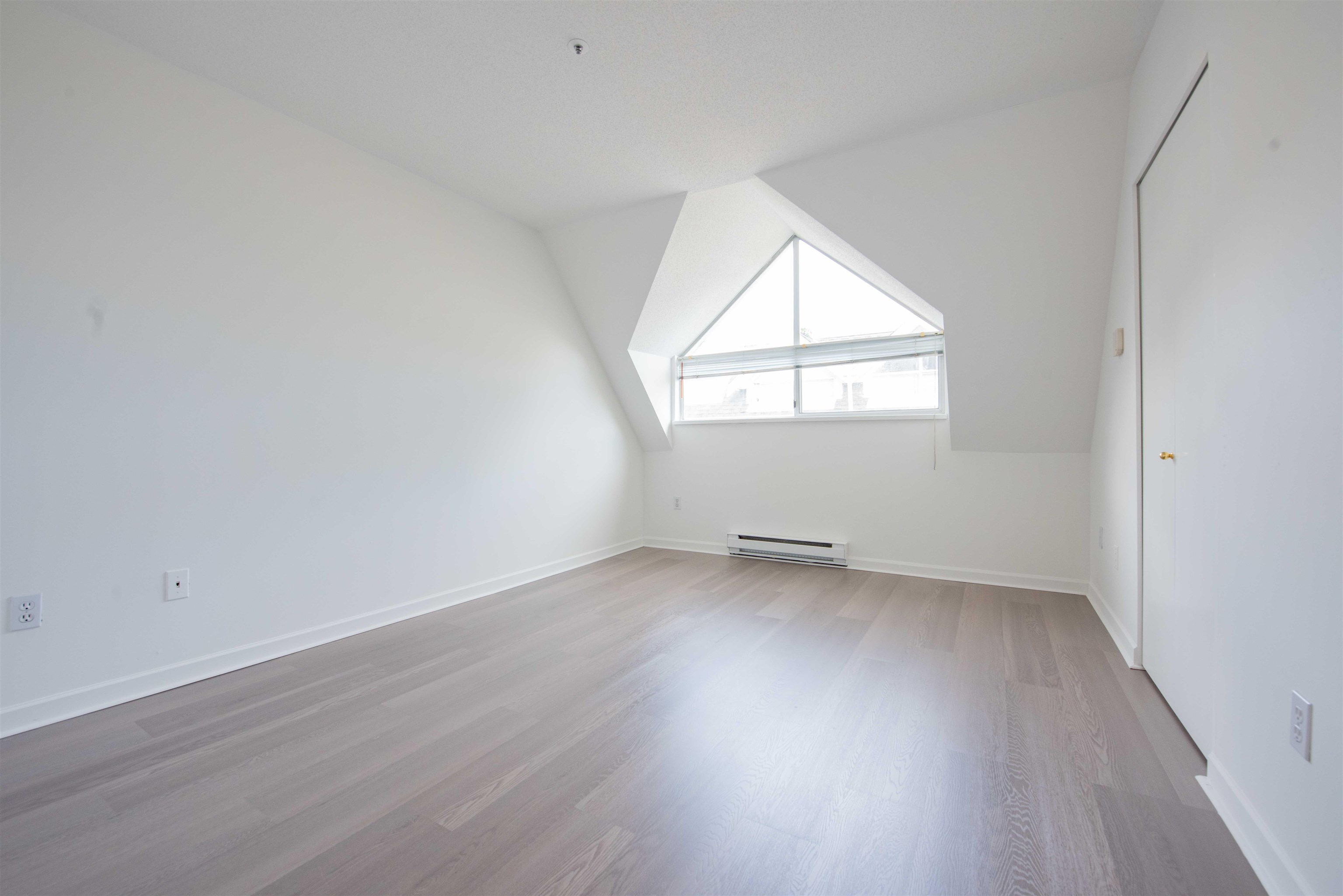 202 3683 Wellington Avenue - MLS&reg; # R3142241