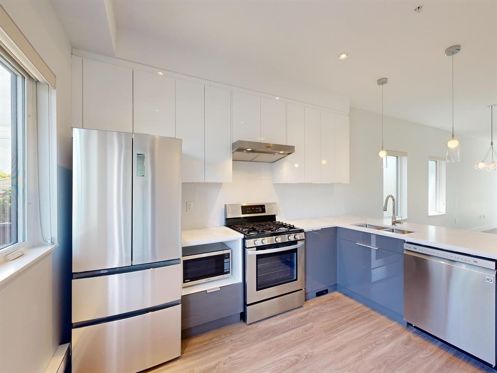  2731 Duke St  - MLS&reg; # R3154915