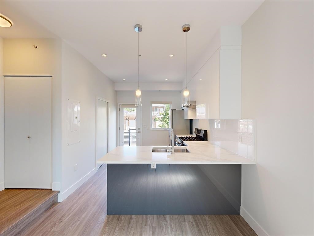  2731 Duke St  - MLS&reg; # R3154915