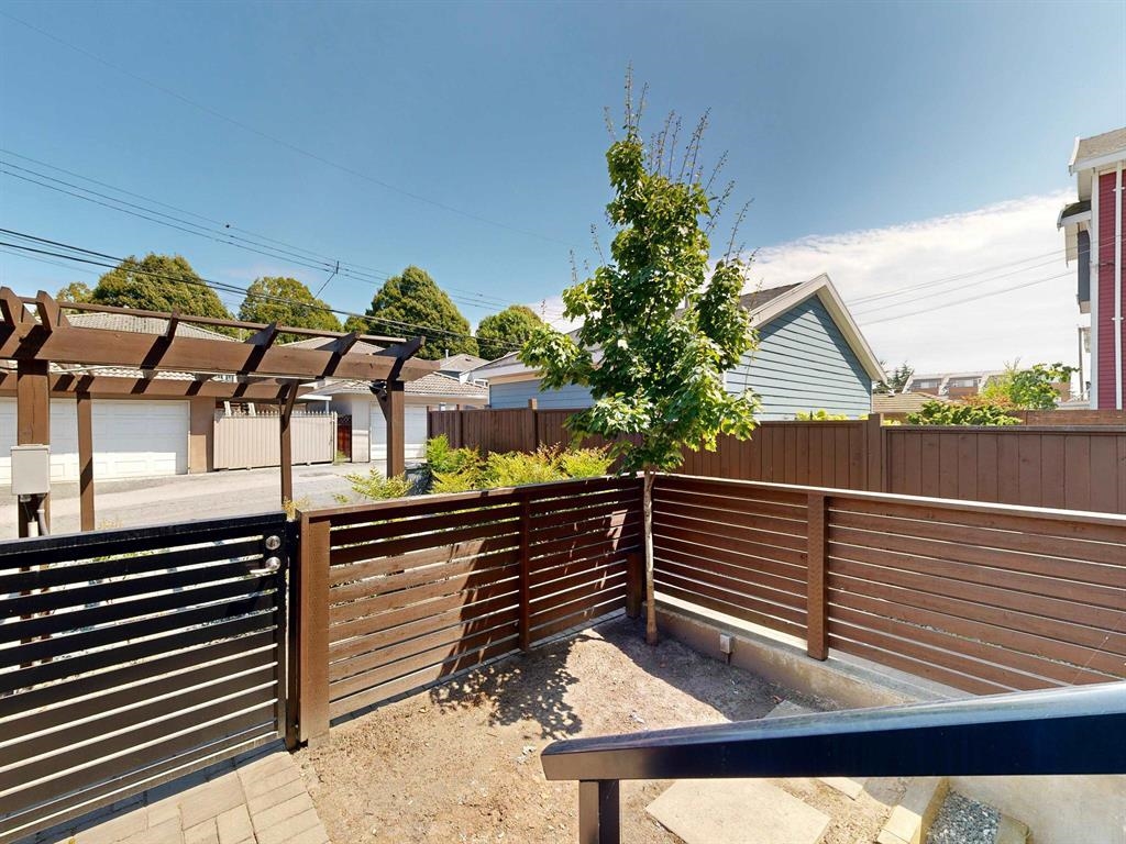  2731 Duke St  - MLS&reg; # R3154915