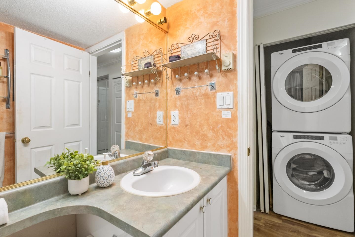 202 868 Kingsway  - MLS&reg; # R3158803