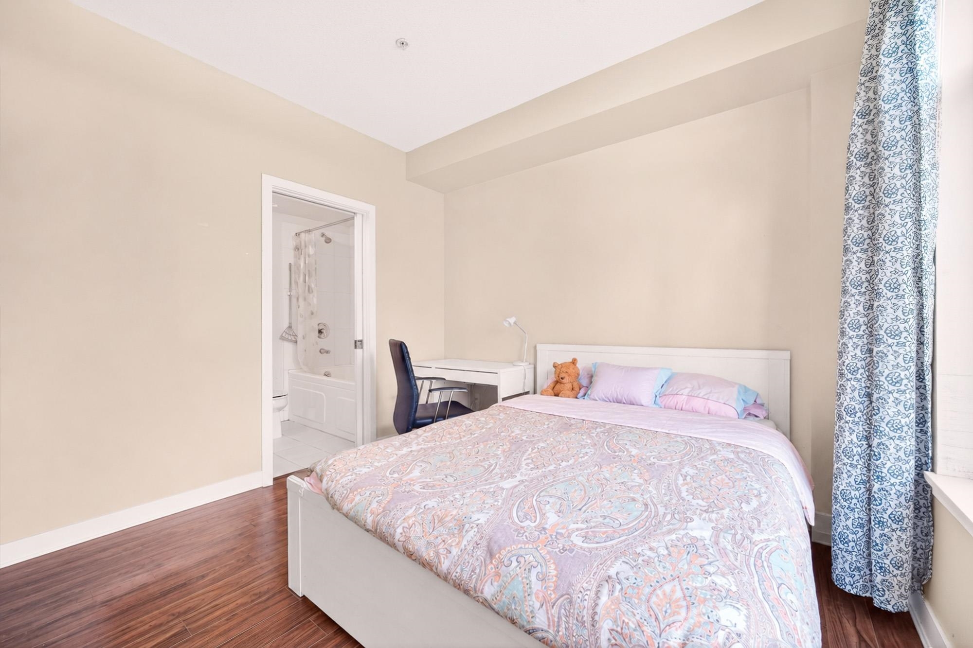 Master bedroom 5692 Kings Road - MLS&reg; # R3161347