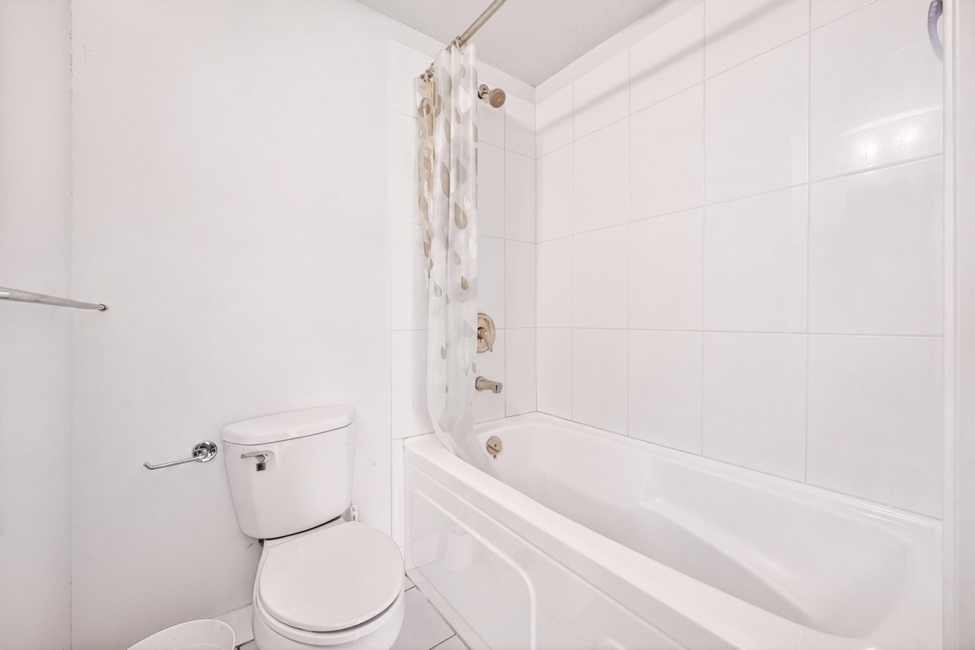 Master bedroom 5692 Kings Road - MLS&reg; # R3161347