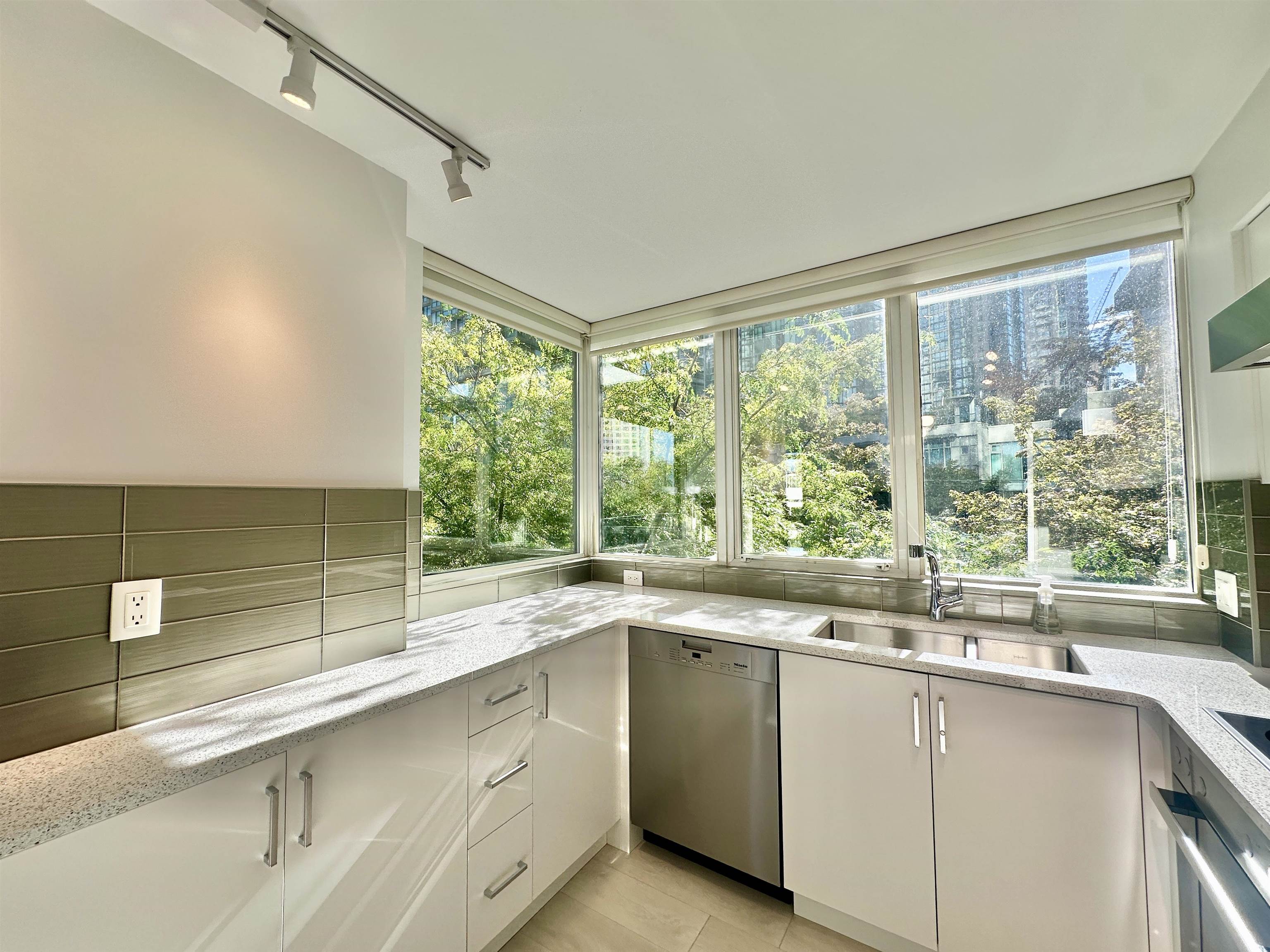 206 588 Broughton Street - MLS&reg; # R3170108