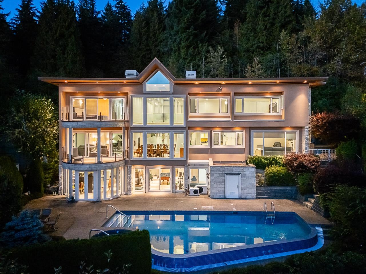  1562 Pinecrest Drive - MLS&reg; # R3061968