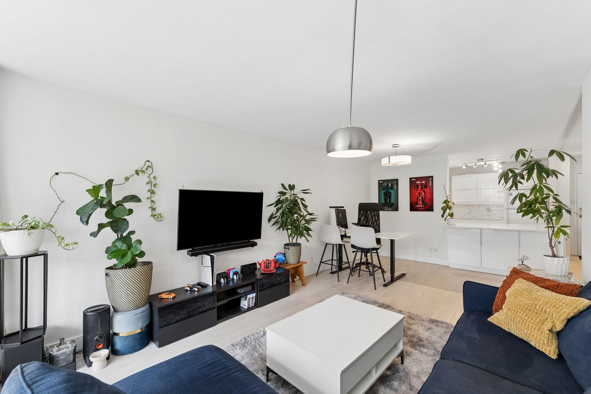 905 2024 Fullerton Avenue - MLS&reg; # R3116095