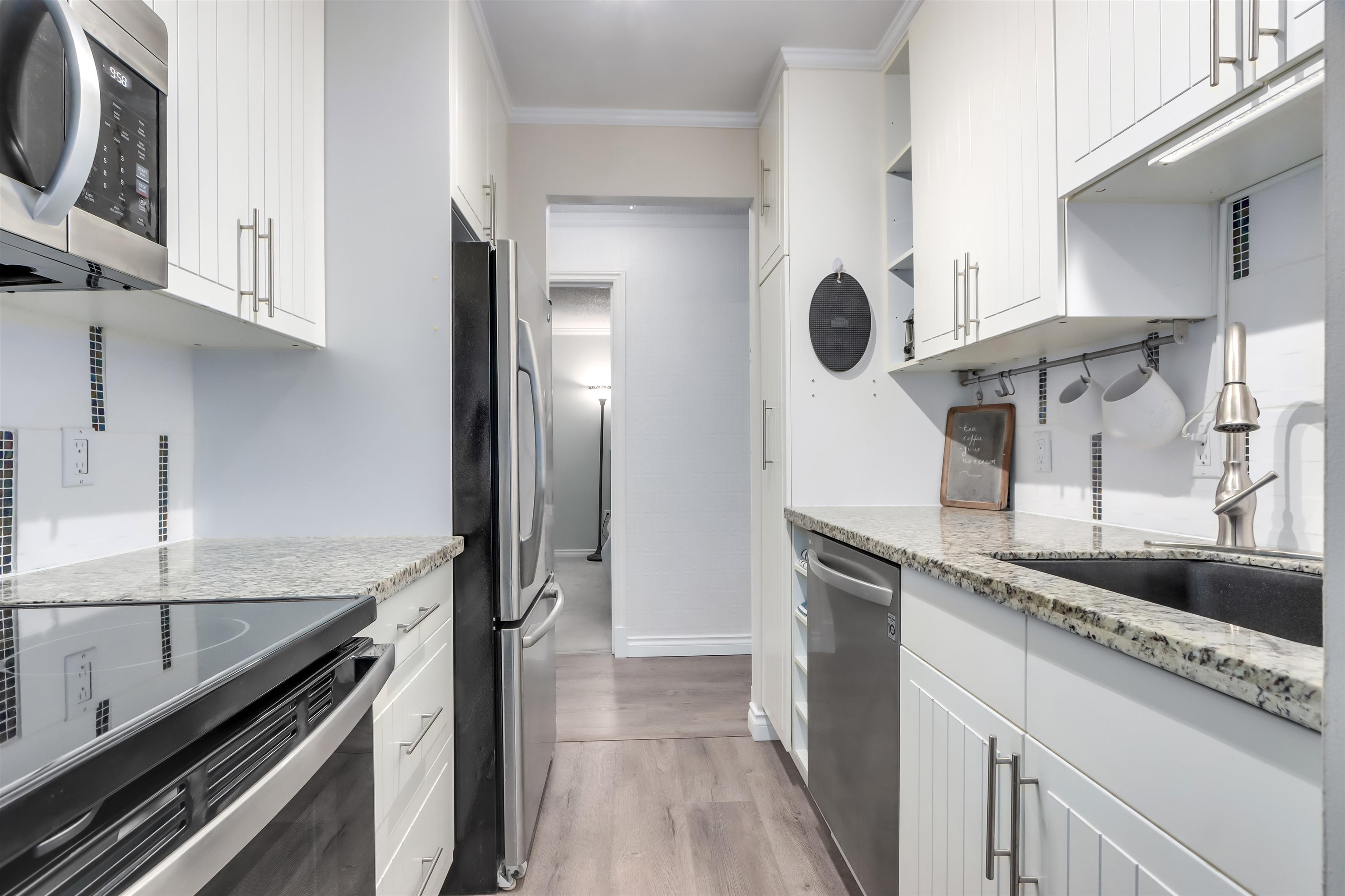 303 2004 Fullerton Avenue - MLS&reg; # R3120457