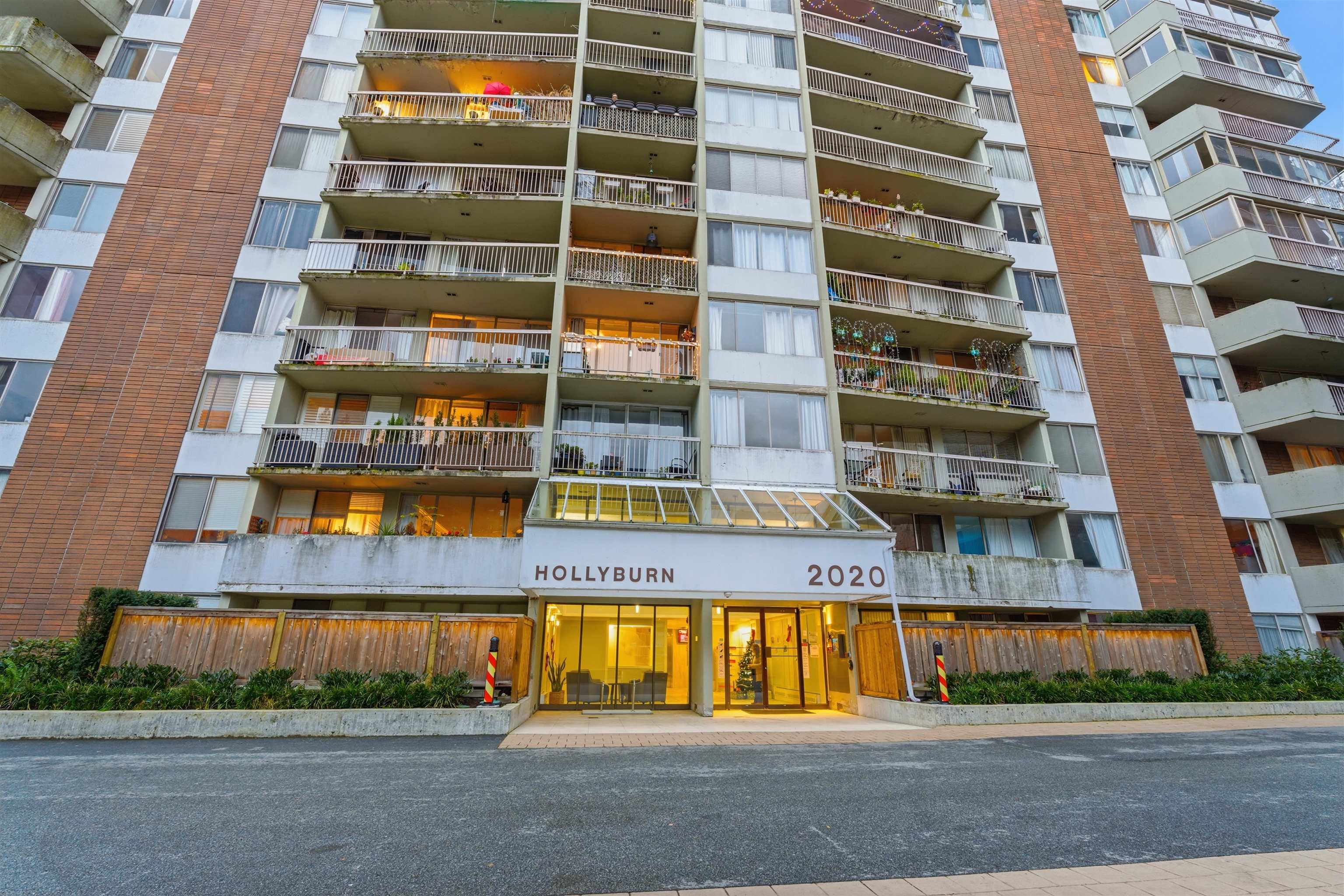 808 2020 Fullerton Avenue - MLS&reg; # R3123027
