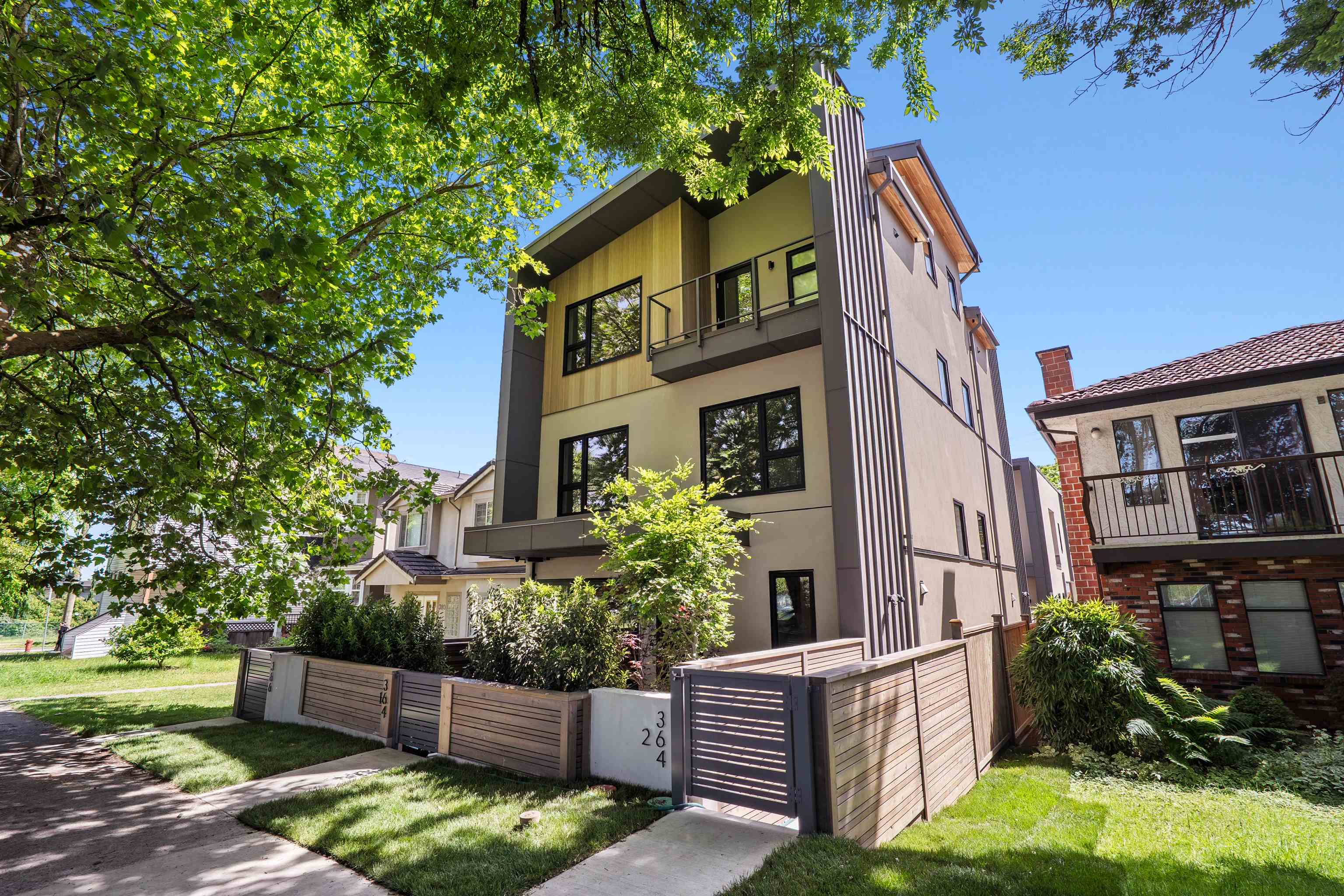 2 364 23rd Avenue - MLS&reg; # R3130621