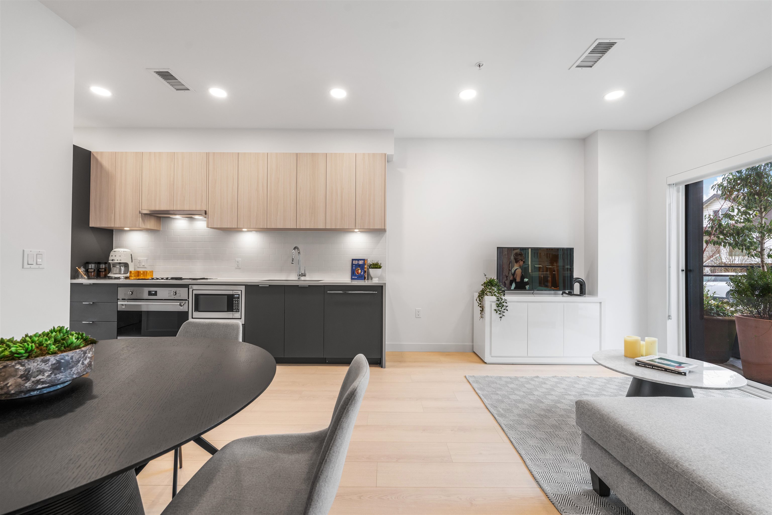  2421 Grant Street - MLS&reg; # R3136661