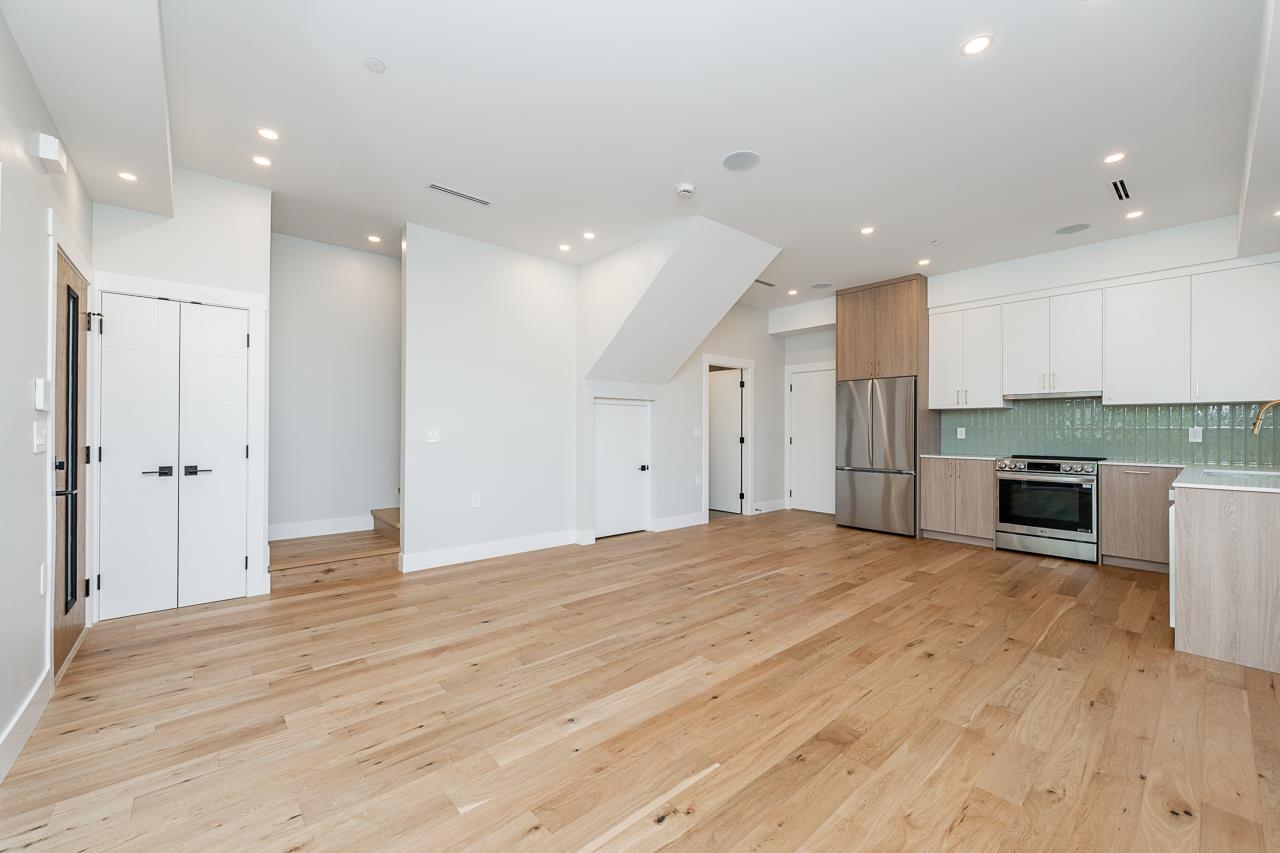 2 678 22nd Avenue - MLS&reg; # R3140441