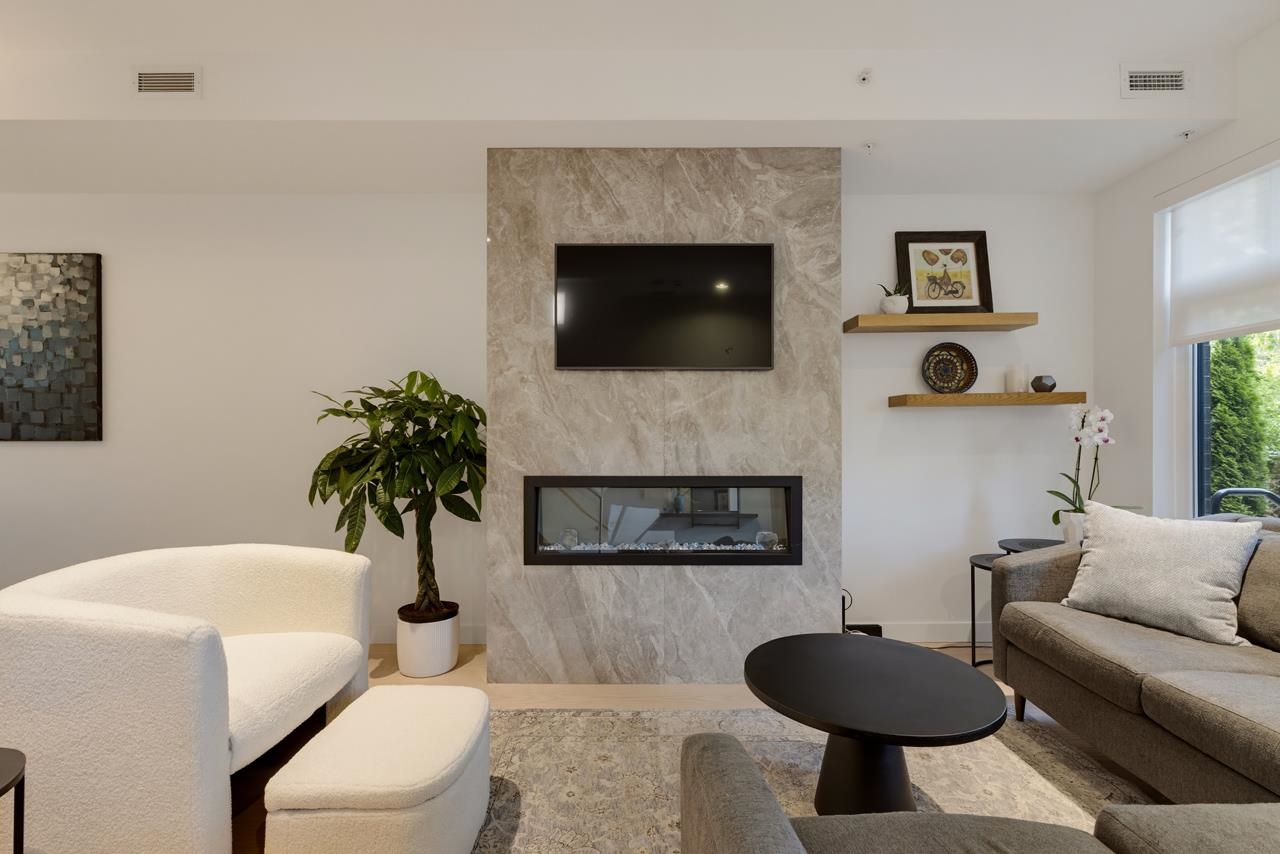 20 1960 Glenaire Drive - MLS&reg; # R3146660