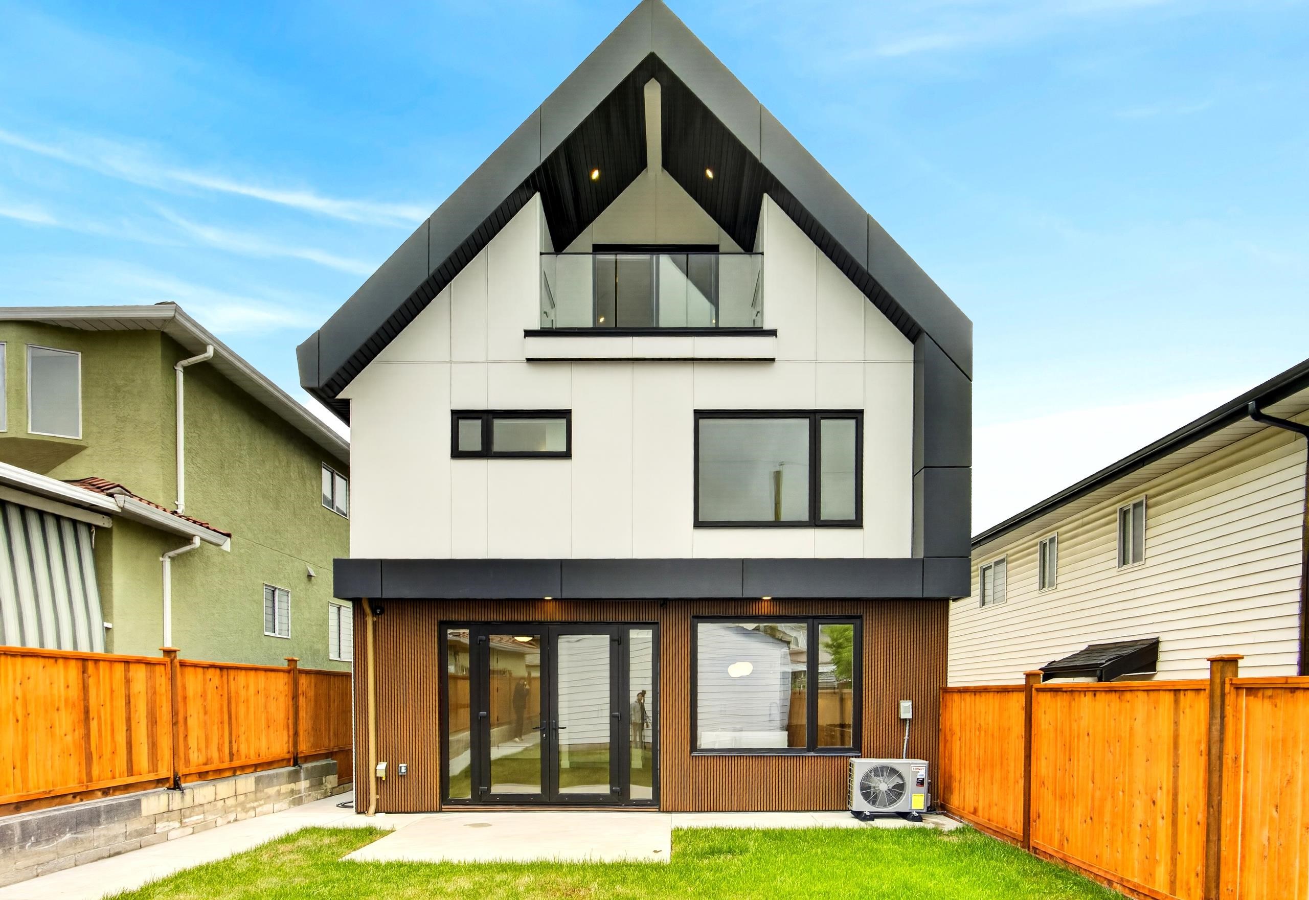 2 2741 7th Avenue - MLS&reg; # R3150805